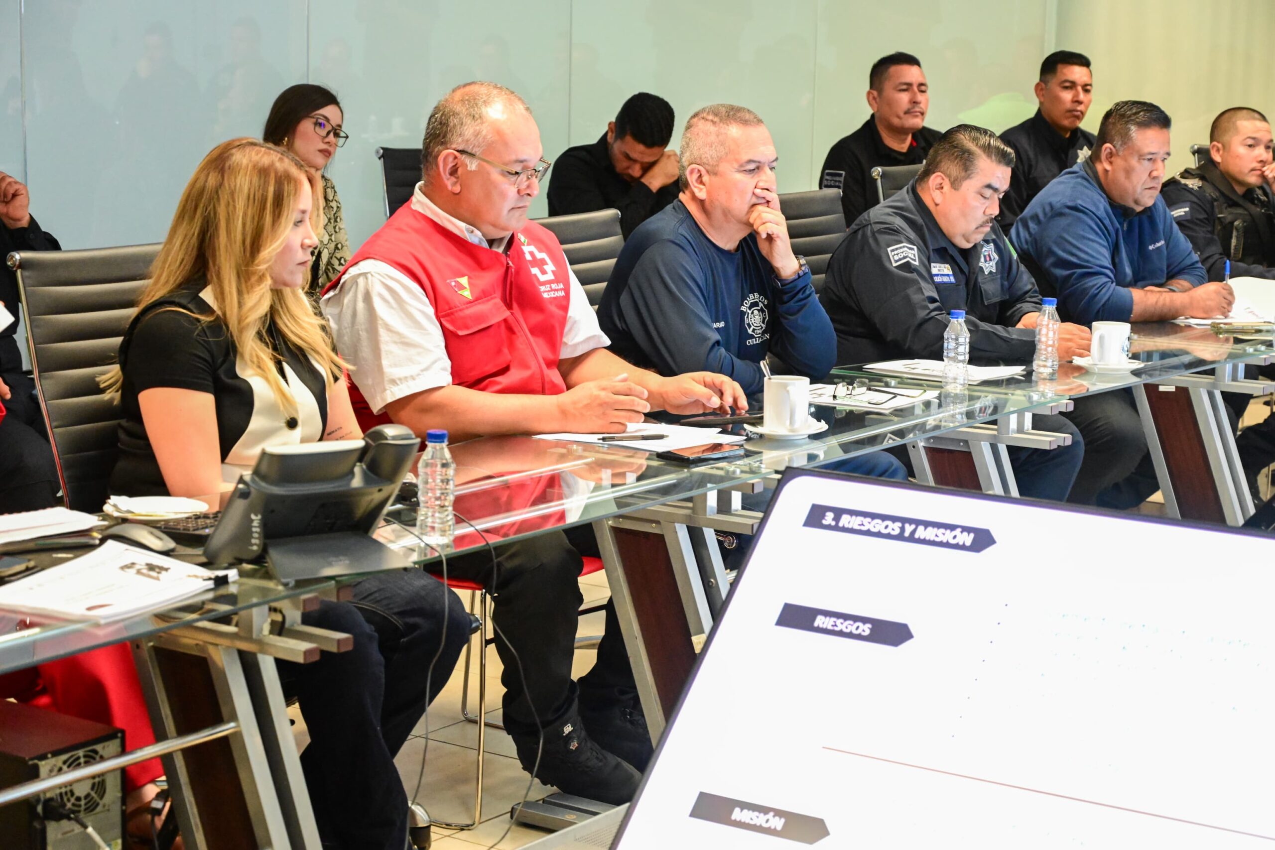 Con el objetivo de salvaguardar la integridad y el bienestar de las familias sinaloenses a través de un entorno de seguridad durante el próximo periodo vacacional, así como de conservar el orden público, las autoridades de seguridad, así como Protección Civil y cuerpos de auxilio se reunieron para coordinar acciones y poner en marcha el Plan General Operativo Semana Santa 2026, el cual se implementará del 28 de marzo al 06 de abril del año en curso.