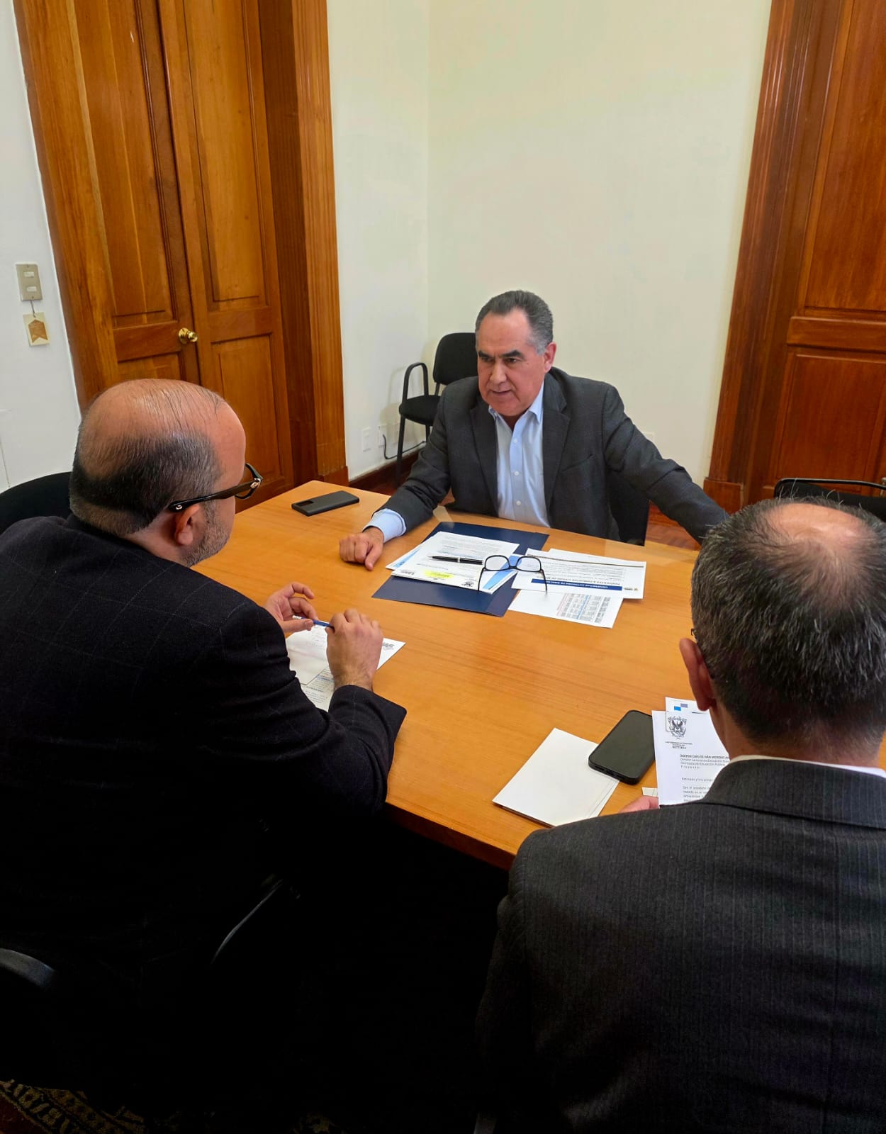 En un encuentro estratégico para garantizar la viabilidad de la educación superior en Sinaloa, el Rector de la Universidad Autónoma de Sinaloa (UAS), doctor Jesús Madueña Molina, sostuvo una reunión de trabajo con el Subsecretario de Educación Superior de la Secretaría de Educación Pública Federal (SEP), doctor Ricardo Villanueva Lomelí, así como con el doctor Carlos Iván Moreno Arellano, titular de la Dirección General de Educación Superior Universitaria e Intercultural (DGESUI).