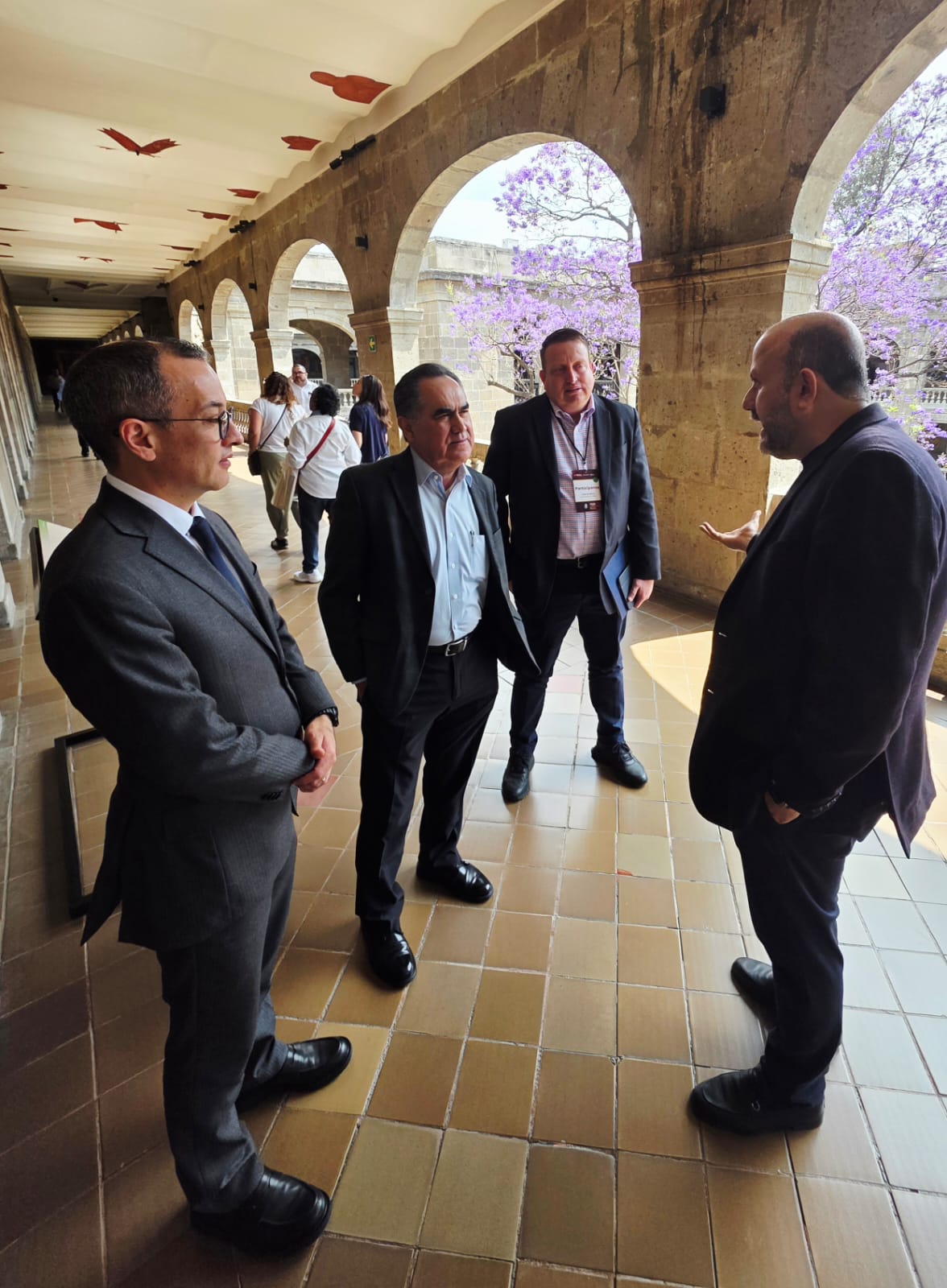 En un encuentro estratégico para garantizar la viabilidad de la educación superior en Sinaloa, el Rector de la Universidad Autónoma de Sinaloa (UAS), doctor Jesús Madueña Molina, sostuvo una reunión de trabajo con el Subsecretario de Educación Superior de la Secretaría de Educación Pública Federal (SEP), doctor Ricardo Villanueva Lomelí, así como con el doctor Carlos Iván Moreno Arellano, titular de la Dirección General de Educación Superior Universitaria e Intercultural (DGESUI).