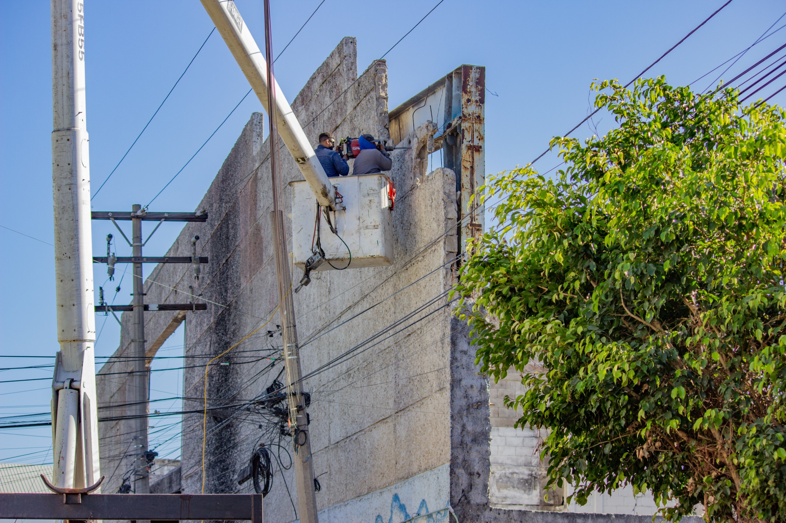 Poco más de 87 metros cuadrados de una barda descuidada serán derribados en los próximos días
