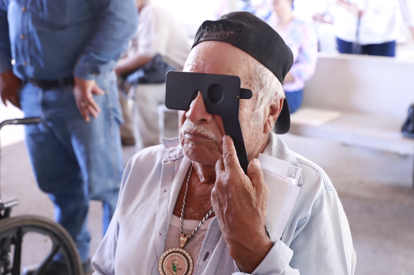 Especialistas de Oftavisión realizan revisiones en el Club del Abuelo para seleccionar candidatas y candidatos a cirugía