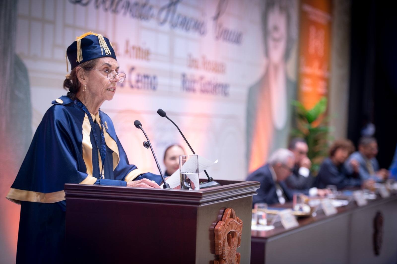 La Universidad Autónoma de Sinaloa (UAS) se vistió de gala y, en un marco de celebración sin precedentes, entregó su más alto reconocimiento: el Doctorado Honoris Causa a la Doctora Annie Pardo Cemo y a la Doctora Rosaura Ruiz Gutiérrez, dos mexicanas sobresalientes por su inteligencia e inspiradoras por su tenacidad, liderazgo y calidad moral.