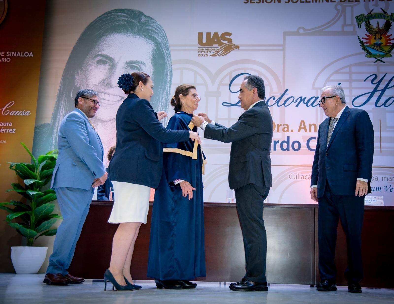 La Universidad Autónoma de Sinaloa (UAS) se vistió de gala y, en un marco de celebración sin precedentes, entregó su más alto reconocimiento: el Doctorado Honoris Causa a la Doctora Annie Pardo Cemo y a la Doctora Rosaura Ruiz Gutiérrez, dos mexicanas sobresalientes por su inteligencia e inspiradoras por su tenacidad, liderazgo y calidad moral.