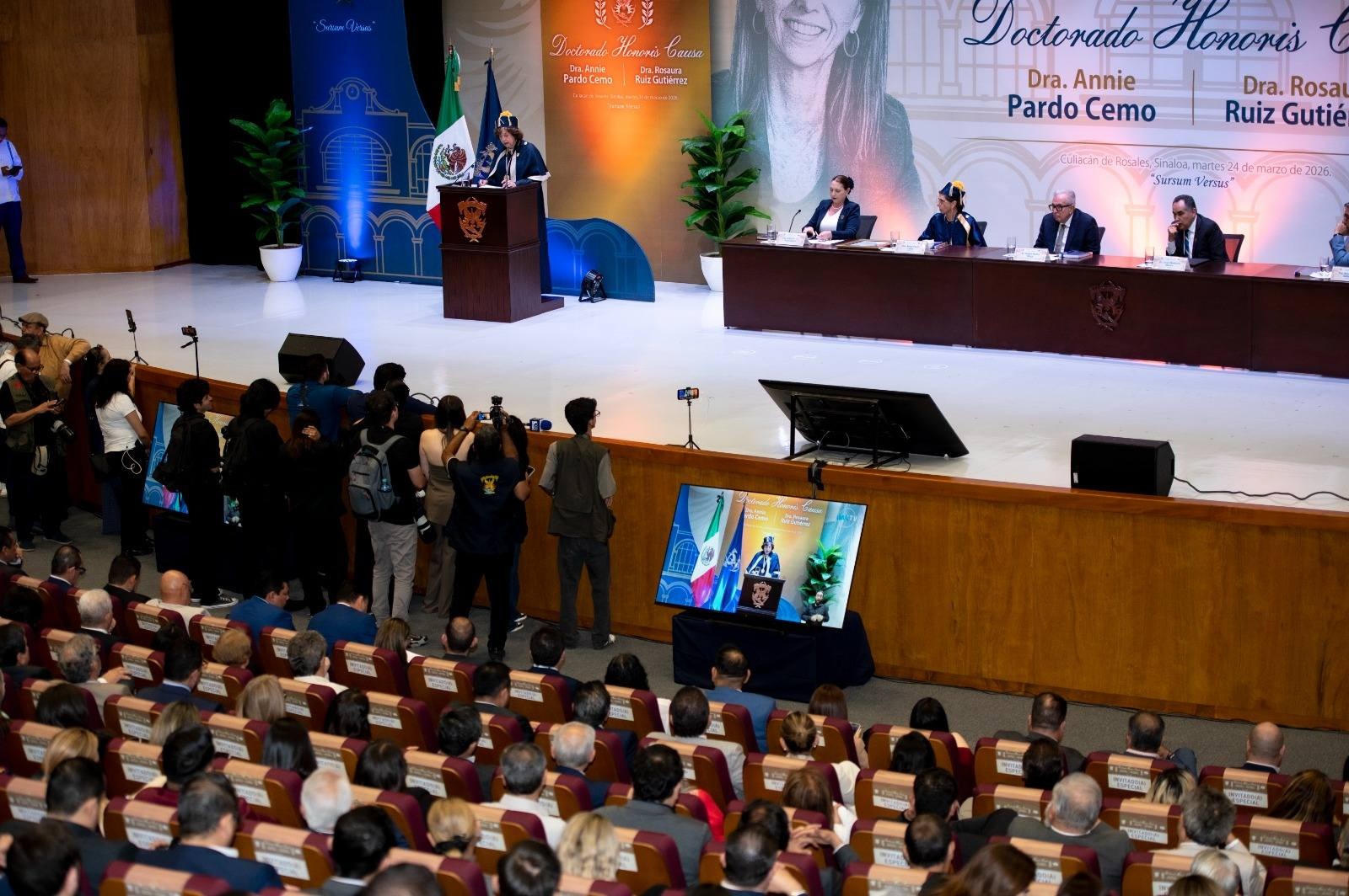La Universidad Autónoma de Sinaloa (UAS) se vistió de gala y, en un marco de celebración sin precedentes, entregó su más alto reconocimiento: el Doctorado Honoris Causa a la Doctora Annie Pardo Cemo y a la Doctora Rosaura Ruiz Gutiérrez, dos mexicanas sobresalientes por su inteligencia e inspiradoras por su tenacidad, liderazgo y calidad moral.