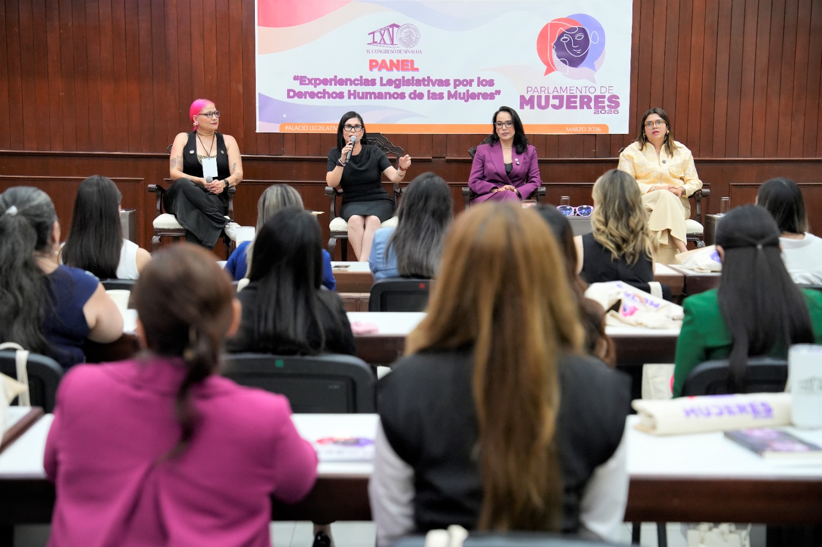 Al concluir, el Congreso del Estado entregó reconocimientos a las legisladoras por su participación en este panel, destacando su contribución al fortalecimiento de los derechos humanos de las mujeres y su papel en la construcción de una sociedad más igualitaria