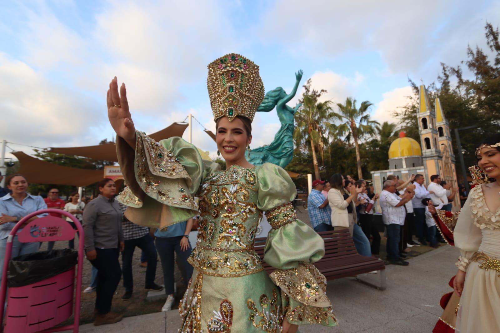 Mazatlán, Sinaloa, 27 de marzo de 2026.– La esencia de la máxima fiesta porteña se vivió la tarde de este viernes en el Sendero de Paz del Parque Central durante el evento “Recordando el Carnaval”, una celebración que convocó a cientos de familias mazatlecas y que incluye una exposición de piezas de carros alegóricos que estarán a la vista del público durante las próximas dos semanas, en este periodo vacacional de Semana Santa.
Encabezó el evento la Presidenta Municipal, Estrella Palacios Domínguez, quien se refirió al Carnaval como un regalo de Mazatlán para el mundo, enfatizando que el esfuerzo de los artistas y la alegría de su gente son la base para fortalecer la identidad local y promover la paz social. En su discurso, Palacios Domínguez reafirmó que el puerto es un destino de relevancia internacional, donde la hospitalidad, la alegría y la cultura son el principal atractivo para los visitantes.
La exposición se mantendrá a la vista del público durante las próximas dos semanas. En ella se pueden admirar piezas artesanales como “El Kiosko de la Plazuela Machado”, “Colache Carnavalero”, “Mujer Dorada”, “La Mujer Mazatleca”, “Los Caballos”, “La Tambora Sinaloense”, “La Pulmonía”, “Catedral Basílica de la Inmaculada Concepción” y “Los arcos de la Calle Ángel Flores”, obras que sintetizan símbolos profundamente arraigados en la identidad mazatleca y en la narrativa visual del carnaval.
La jornada se llenó de ritmo con la participación de comparsas reconocidas del Carnaval 2026, entre ellas: “Plumas y Fiesta: El pato asado escénico”, presentada por la Academia Escénico Ferrer bajo la dirección del Maestro Cali Ferrer; “Orgullo del Puerto”, de la Academia Latin Jazz, dirigida por la maestra Paulina Sánchez. También se sumaron comparsas como “Reina del mar y la tambora” de Danzaré, “Amores del trópico” de Idance Academia y “Sabores del pueblo” de Peques Dance. De manera especial, se contó con la participación de la comparsa de exhibición del DIF Mazatlán, integrada por adultos mayores, quienes aportaron un momento profundamente significativo, demostrando que el espíritu del Carnaval es incluyente, alegre y generacional.
Como parte central del evento, se realizó un desfile al interior del Parque Central encabezado por el cortejo real del Carnaval Internacional Mazatlán 2026, con la presencia de S.G.M. Anahí I, Reina del Carnaval, y S.G.M. Mariana I, Reina de los Juegos Florales, acompañadas por sus cortes reales. También participaron Eileen I, Reina Infantil; Noelia I, Reina de la Poesía; y Guillermo Orrante, Víctor Joel Márquez y Romeo Antonio, integrantes de la corte varonil, quienes aportaron un toque entrañable y simbólico a esta celebración.