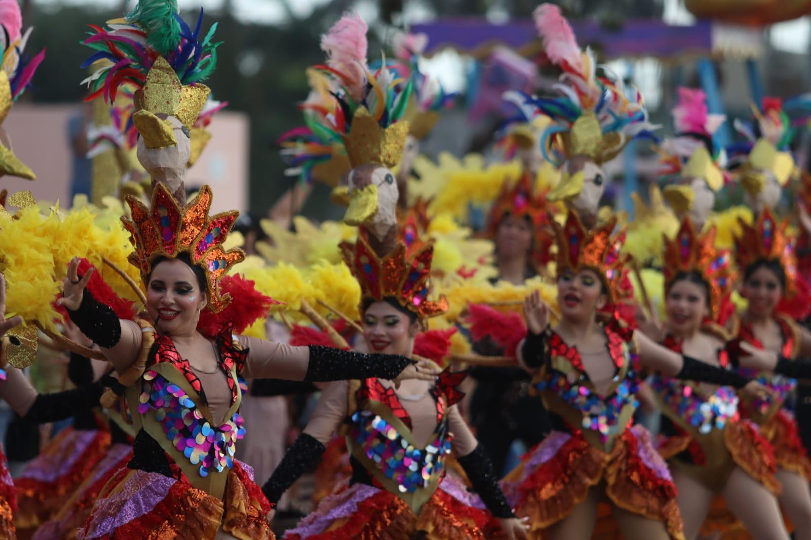 Mazatlán, Sinaloa, 27 de marzo de 2026.– La esencia de la máxima fiesta porteña se vivió la tarde de este viernes en el Sendero de Paz del Parque Central durante el evento “Recordando el Carnaval”, una celebración que convocó a cientos de familias mazatlecas y que incluye una exposición de piezas de carros alegóricos que estarán a la vista del público durante las próximas dos semanas, en este periodo vacacional de Semana Santa.
Encabezó el evento la Presidenta Municipal, Estrella Palacios Domínguez, quien se refirió al Carnaval como un regalo de Mazatlán para el mundo, enfatizando que el esfuerzo de los artistas y la alegría de su gente son la base para fortalecer la identidad local y promover la paz social. En su discurso, Palacios Domínguez reafirmó que el puerto es un destino de relevancia internacional, donde la hospitalidad, la alegría y la cultura son el principal atractivo para los visitantes.
La exposición se mantendrá a la vista del público durante las próximas dos semanas. En ella se pueden admirar piezas artesanales como “El Kiosko de la Plazuela Machado”, “Colache Carnavalero”, “Mujer Dorada”, “La Mujer Mazatleca”, “Los Caballos”, “La Tambora Sinaloense”, “La Pulmonía”, “Catedral Basílica de la Inmaculada Concepción” y “Los arcos de la Calle Ángel Flores”, obras que sintetizan símbolos profundamente arraigados en la identidad mazatleca y en la narrativa visual del carnaval.
La jornada se llenó de ritmo con la participación de comparsas reconocidas del Carnaval 2026, entre ellas: “Plumas y Fiesta: El pato asado escénico”, presentada por la Academia Escénico Ferrer bajo la dirección del Maestro Cali Ferrer; “Orgullo del Puerto”, de la Academia Latin Jazz, dirigida por la maestra Paulina Sánchez. También se sumaron comparsas como “Reina del mar y la tambora” de Danzaré, “Amores del trópico” de Idance Academia y “Sabores del pueblo” de Peques Dance. De manera especial, se contó con la participación de la comparsa de exhibición del DIF Mazatlán, integrada por adultos mayores, quienes aportaron un momento profundamente significativo, demostrando que el espíritu del Carnaval es incluyente, alegre y generacional.
Como parte central del evento, se realizó un desfile al interior del Parque Central encabezado por el cortejo real del Carnaval Internacional Mazatlán 2026, con la presencia de S.G.M. Anahí I, Reina del Carnaval, y S.G.M. Mariana I, Reina de los Juegos Florales, acompañadas por sus cortes reales. También participaron Eileen I, Reina Infantil; Noelia I, Reina de la Poesía; y Guillermo Orrante, Víctor Joel Márquez y Romeo Antonio, integrantes de la corte varonil, quienes aportaron un toque entrañable y simbólico a esta celebración.