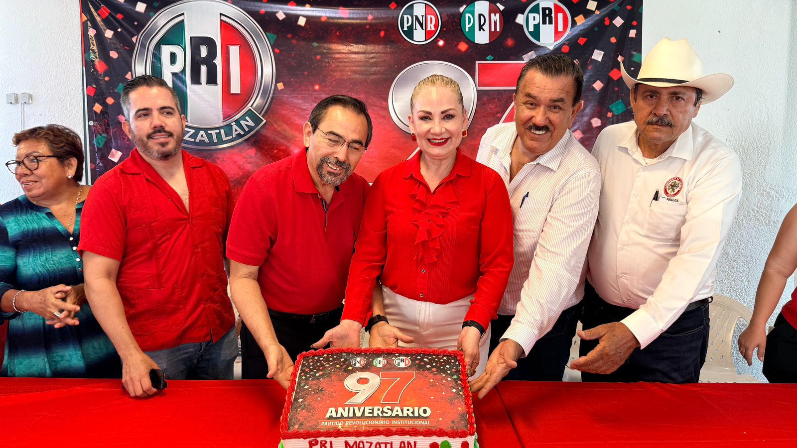 ¡Todavía se mueve!. Celebran 97 aniversario de Fundación del PRI.