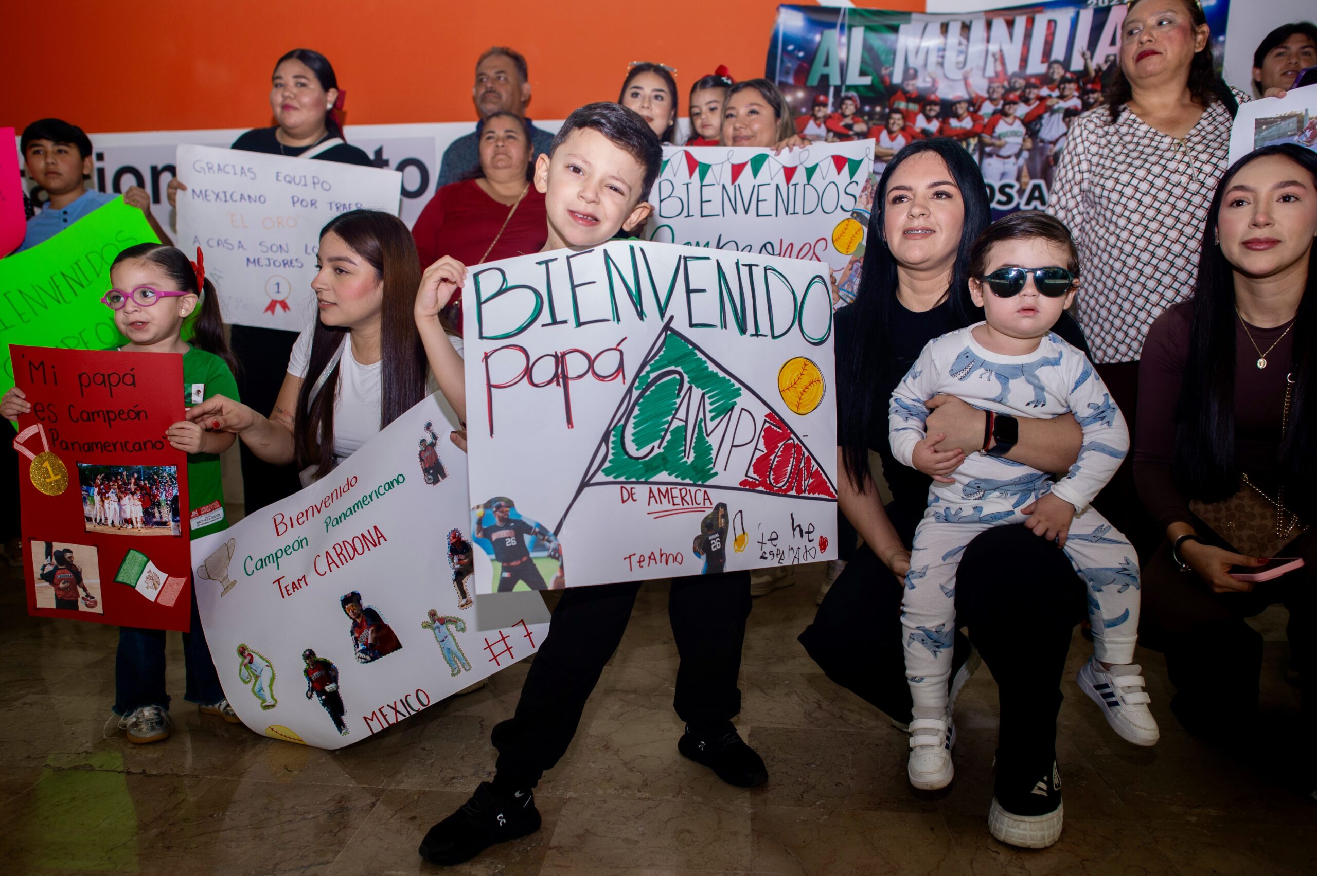 Los cinco deportistas sinaloenses que forman parte de la selección nacional de Softbol que recientemente se coronaron como Campeones Panamericanos, arribaron está mañana a la capital sinaloense siendo recibidos por familiares y amigos que abarrotaron el aeropuerto internacional de Culiacán.