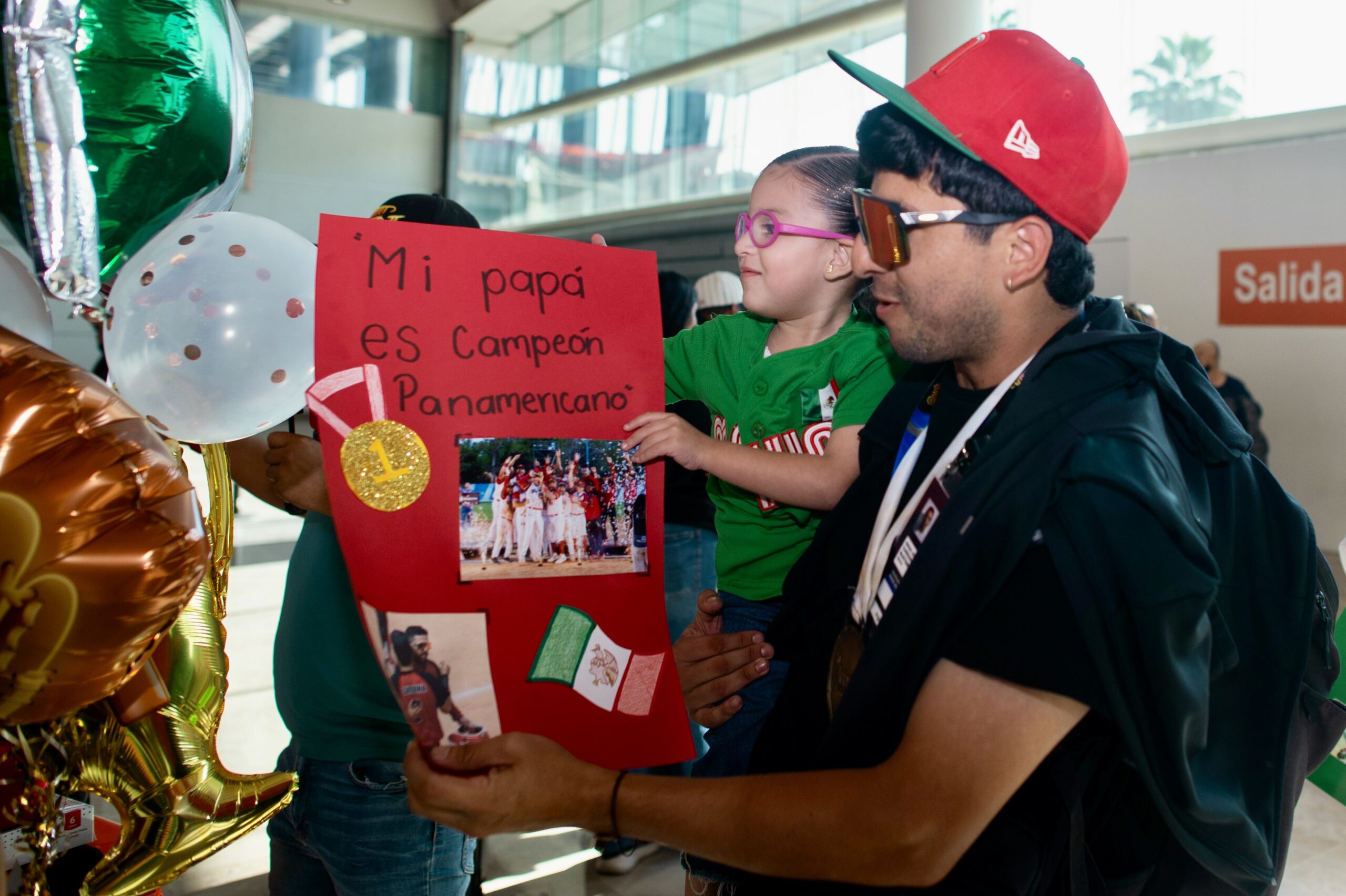 Los cinco deportistas sinaloenses que forman parte de la selección nacional de Softbol que recientemente se coronaron como Campeones Panamericanos, arribaron está mañana a la capital sinaloense siendo recibidos por familiares y amigos que abarrotaron el aeropuerto internacional de Culiacán.