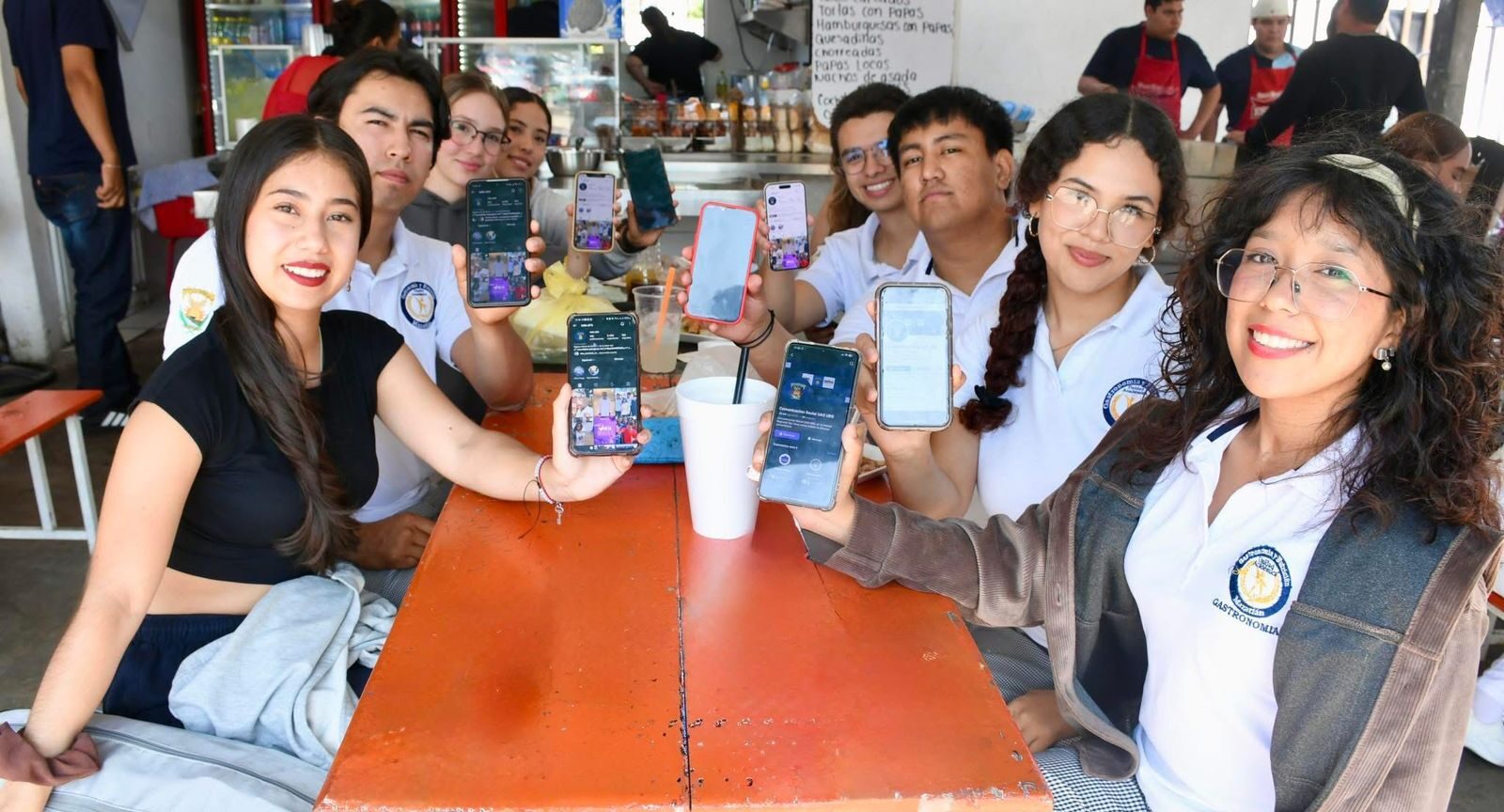 Con el impulso de la gestión de las Autoridades Universitarias y con el objetivo de dar seguimiento a una de las inquietudes de los estudiantes, se inauguró en la zona Sur, la conexión gratuita de WIFI UAS en diferentes áreas del campus universitario.