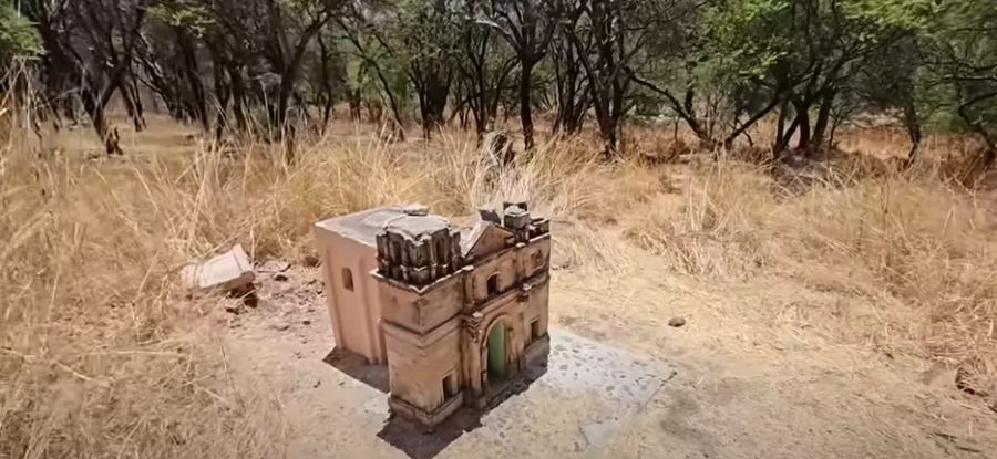 La que podría ser la iglesia más pequeña del mundo se ubica en un paraje lejos de la urbe. Se estima que tiene 120 años de antigüedad.