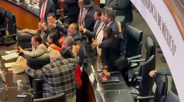 Palo dado adiós loquita.
Senadores morenistas cobardes agreden a Grecia Quiróz.
El Priista dirigente de los morenistas en el Senado festina…
Dice Trump que desatará el infierno: pa’ su mecha!!!. ¿Más mezcla maistro?.