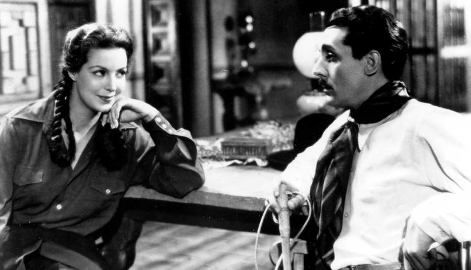 La siempre hermosa y plantosa, María de los Ángeles Félix Güereña; conocida como La Doña o María Bonita, nació un día como hoy 8 de abril de 1914 en Álamos, Sonora; e igualmente falleció; un día como hoy, 8 de abril pero de 2002, en Ciudad de México.
Fue la cuarta actriz más fotografiada del mundo. Filmó y triunfo no solo en México, sino en España, Francia, Italia y Argentina.
