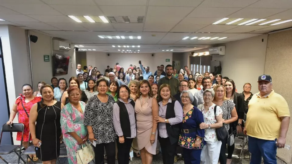 Homologan delito de feminicidio a nivel nacional; delito de cifras espeluznantes.
Ante posibles quejas de la oposición, Tere Guerra resalta que el ejercicio es informativo.
El Verde no quiere nepotistas morenos pero si a los propios.
Juan de Dios Gámez, alcalde de Culiacán, habla sobre el posible regreso de Dorados.
