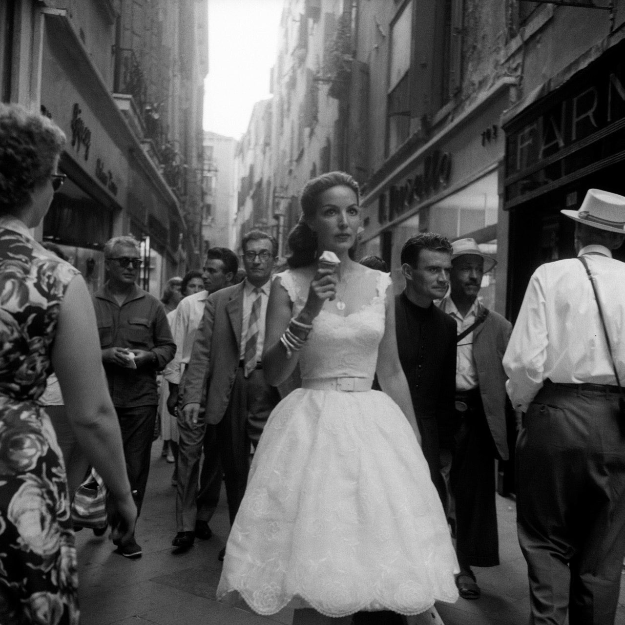 La siempre hermosa y plantosa, María de los Ángeles Félix Güereña; conocida como La Doña o María Bonita, nació un día como hoy 8 de abril de 1914 en Álamos, Sonora; e igualmente falleció; un día como hoy, 8 de abril pero de 2002, en Ciudad de México.
Fue la cuarta actriz más fotografiada del mundo. Filmó y triunfo no solo en México, sino en España, Francia, Italia y Argentina.
