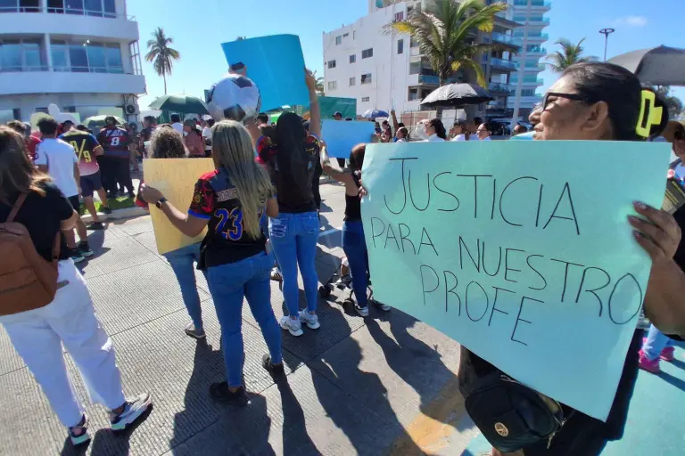 Exigen desde el Senado se aclare detención de dos entrenadores en Mazatlán.
No, no lo exige ni Imelda ni Enrique. Ellos como Juan Pirulero.
Denuncian formalmente al “Goldo” Marcelo.
Noroña enemigo público de Morena.
Para Juan de Dios la meta es el rescate total de Culiacán.
