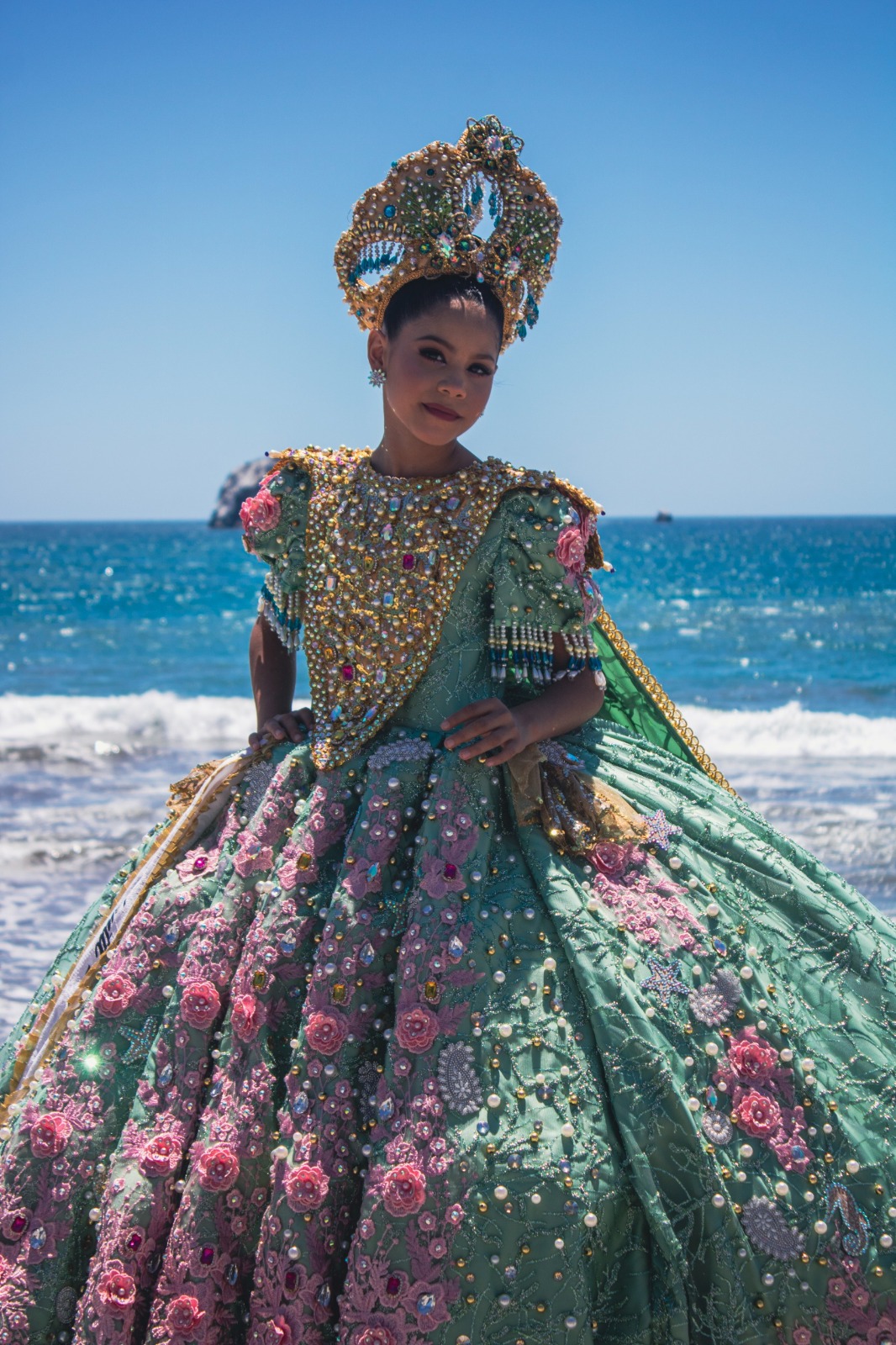 En rueda de prensa, el Gobierno Municipal de Escuinapa presentó de manera oficial el elenco artístico que formará parte de las tradicionales Fiestas del Mar de Las Cabras 2026 “Diosas del Mar”, mismas que se llevarán a cabo del 21 al 25 de mayo, con una variada cartelera de espectáculos, eventos culturales y actividades para toda la familia.