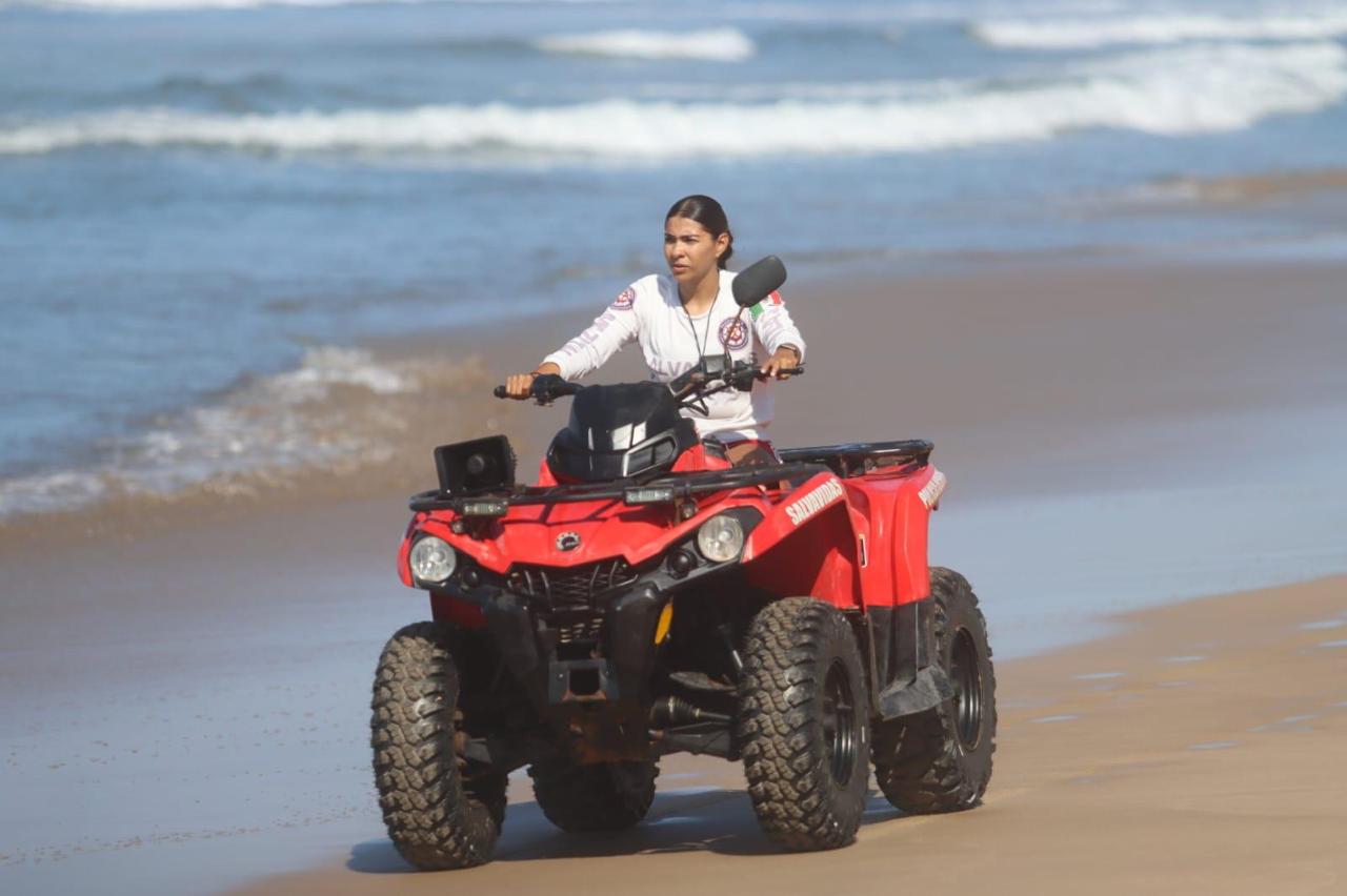 Las personas recibieron valoración al estar en tierra firme, solamente resultaron con cansancio y crisis nerviosa

Mazatlán, Sinaloa, 10 de abril de 2026. – En una rápida acción coordinada entre elementos del Escuadrón de Salvamento Acuático y salvavidas de un centro de hospedaje realizaron un rescate múltiple exitoso en la zona de Playas Sábalo 1.
Gustavo Espinoza, comandante del cuerpo de salvavidas informó que el factor corriente de resaca fue la causa por la cual se activaron los protocolos de búsqueda y rescate de cuatro personas, entre ellos tres mujeres y un hombre.
Al hacer contacto con las personas se les brindó flotabilidad para después llevarlos hacia la orilla donde fueron recibidos por otros compañeros que les brindaron valoración médica básica informando que solamente presentaron cansancio y crisis nerviosa.
Ante dicha situación el comandante del Escuadrón de Salvamento Acuático instruyó al personal reforzar los recorridos de prevención y recomendación con los bañistas con el objetivo de evitar situaciones de alerta, aplicar acciones de autocuidado y poner atención de los menores de edad.
