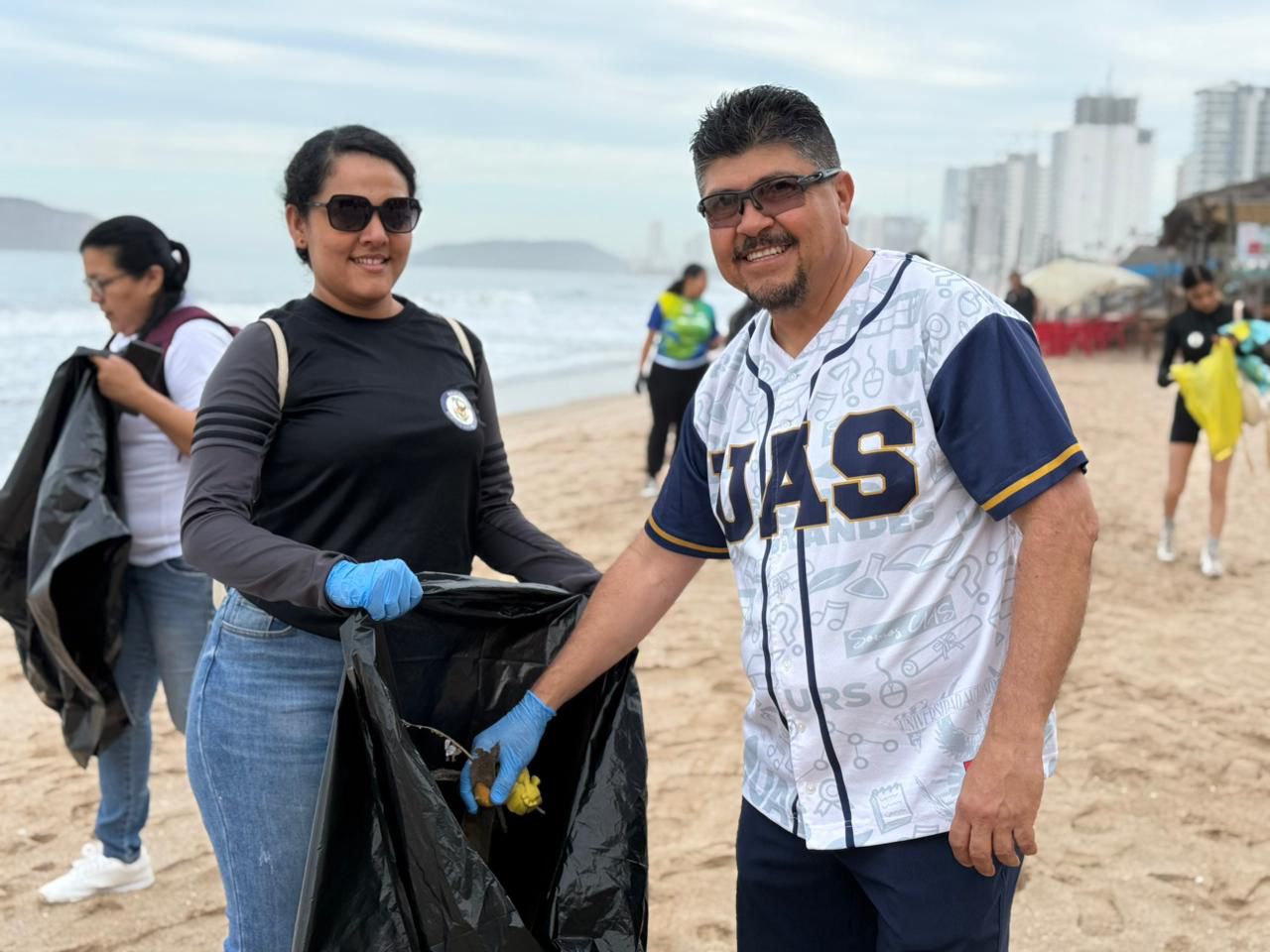 Encabeza la UAS Jornada Nacional de Tequios por la Tierra con limpieza masiva de playas en la Unidad Regional Sur