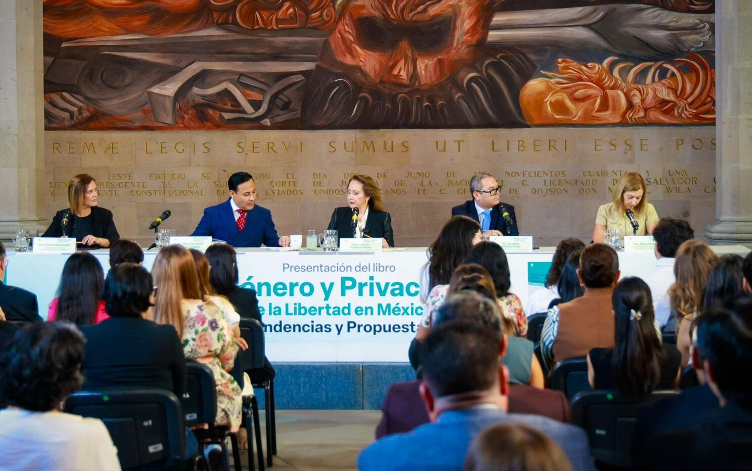 Los Ministros Yasmín Esquivel y Giovani Figueroa encabezaron la presentación de libro sobre género y privación de la libertad.