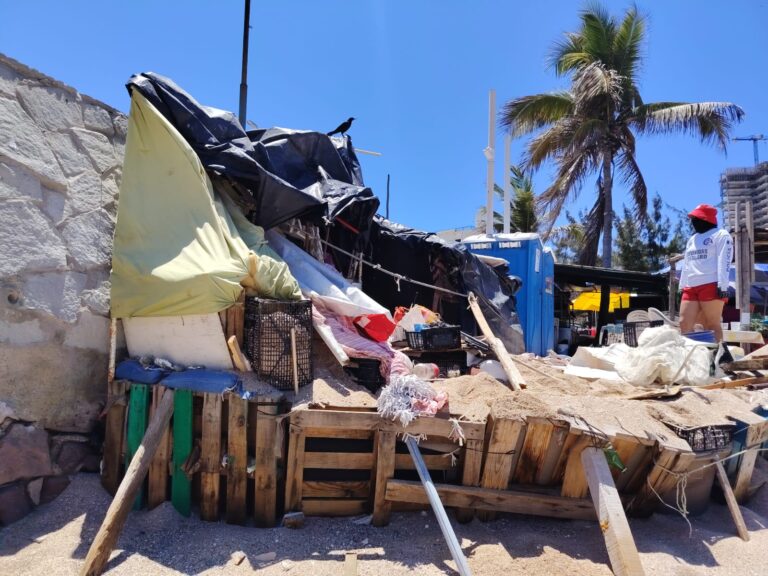 Retiran basura y objetos peligrosos para prevenir accidentes entre bañistas