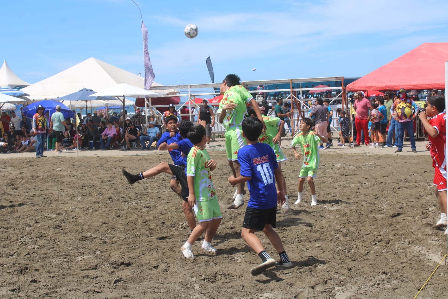 Con el respaldo del gobernador del estado, el Dr. Rubén Rocha Moya, se inauguró con éxito el XXXV Torneo Nacional de Voleibol de Playa “Las Glorias 2026”, consolidándose como uno de los eventos deportivos más importantes del país.