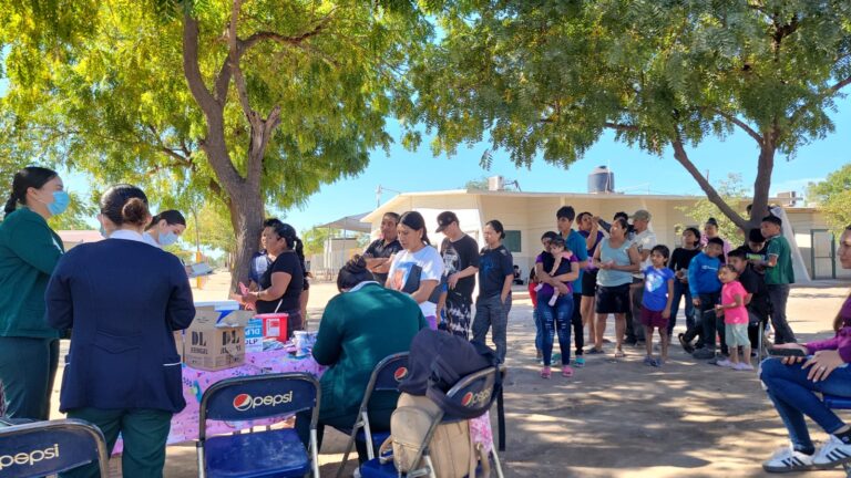 La Secretaría de Salud continuará reforzando las acciones de vacunación con un enfoque prioritario en las comunidades agrícolas, informó el secretario de Salud, Dr. Cuitláhuac González Galindo.