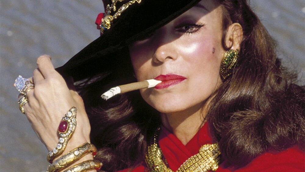 La siempre hermosa y plantosa, María de los Ángeles Félix Güereña; conocida como La Doña o María Bonita, nació un día como hoy 8 de abril de 1914 en Álamos, Sonora; e igualmente falleció; un día como hoy, 8 de abril pero de 2002, en Ciudad de México.
Fue la cuarta actriz más fotografiada del mundo. Filmó y triunfo no solo en México, sino en España, Francia, Italia y Argentina.
