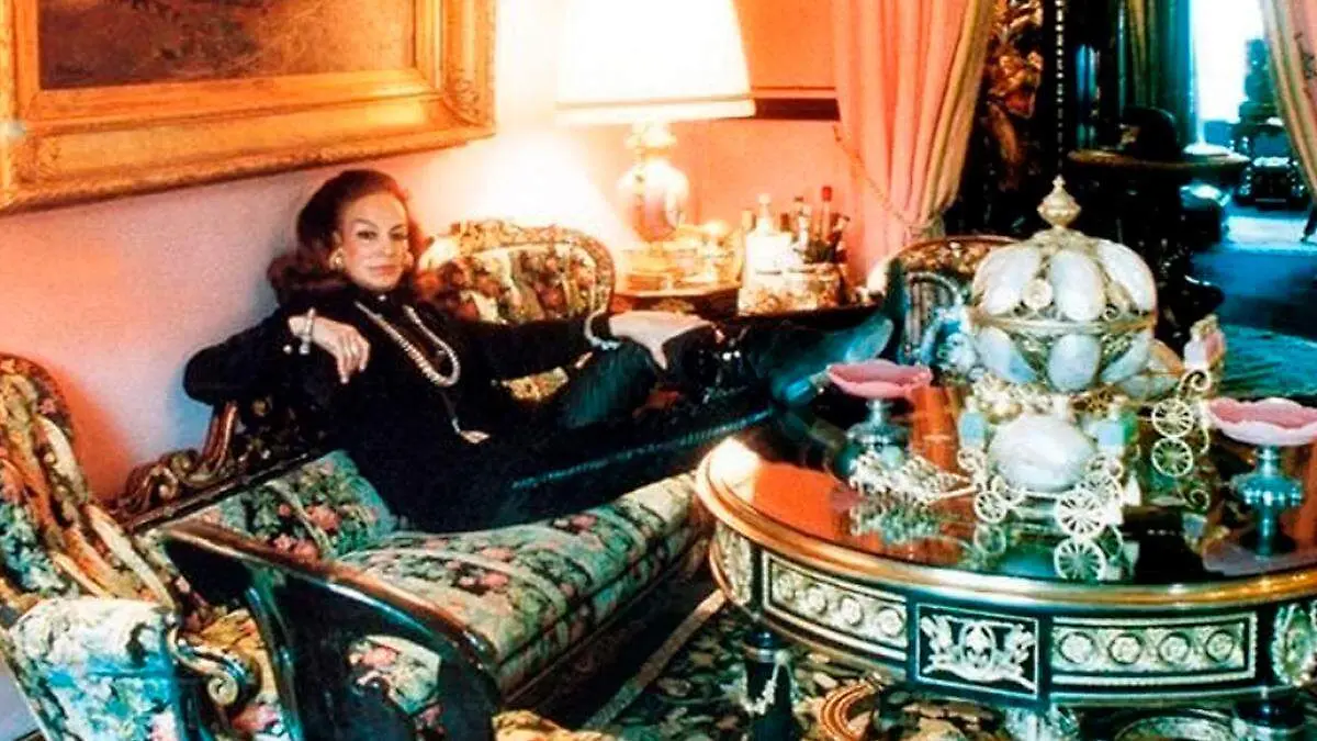 La siempre hermosa y plantosa, María de los Ángeles Félix Güereña; conocida como La Doña o María Bonita, nació un día como hoy 8 de abril de 1914 en Álamos, Sonora; e igualmente falleció; un día como hoy, 8 de abril pero de 2002, en Ciudad de México.
Fue la cuarta actriz más fotografiada del mundo. Filmó y triunfo no solo en México, sino en España, Francia, Italia y Argentina.
