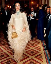 La siempre hermosa y plantosa, María de los Ángeles Félix Güereña; conocida como La Doña o María Bonita, nació un día como hoy 8 de abril de 1914 en Álamos, Sonora; e igualmente falleció; un día como hoy, 8 de abril pero de 2002, en Ciudad de México.
Fue la cuarta actriz más fotografiada del mundo. Filmó y triunfo no solo en México, sino en España, Francia, Italia y Argentina.
