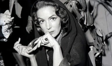 La siempre hermosa y plantosa, María de los Ángeles Félix Güereña; conocida como La Doña o María Bonita, nació un día como hoy 8 de abril de 1914 en Álamos, Sonora; e igualmente falleció; un día como hoy, 8 de abril pero de 2002, en Ciudad de México.
Fue la cuarta actriz más fotografiada del mundo. Filmó y triunfo no solo en México, sino en España, Francia, Italia y Argentina.
