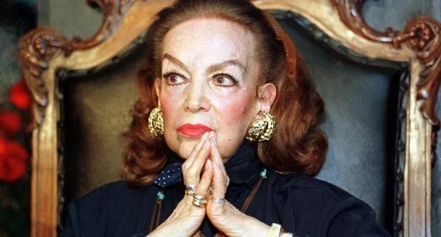 La siempre hermosa y plantosa, María de los Ángeles Félix Güereña; conocida como La Doña o María Bonita, nació un día como hoy 8 de abril de 1914 en Álamos, Sonora; e igualmente falleció; un día como hoy, 8 de abril pero de 2002, en Ciudad de México.
Fue la cuarta actriz más fotografiada del mundo. Filmó y triunfo no solo en México, sino en España, Francia, Italia y Argentina.
