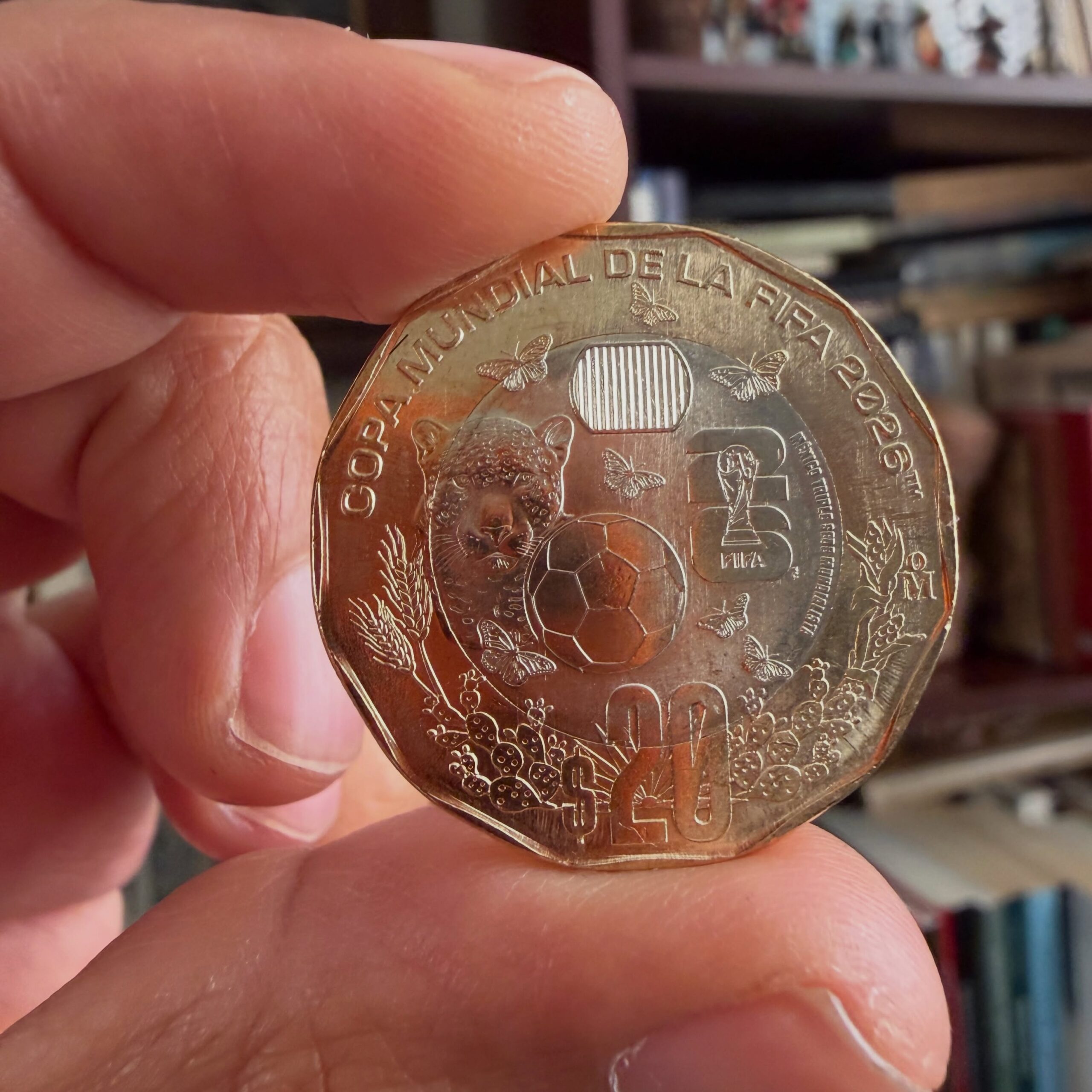 El Banco de México presentó una colección de 4 monedas conmemorativas bimétalicas de $20 pesos, dedicadas a la Copa Mundial de la FIFA 2026, un torneo histórico donde México hará algo sin precedentes: convertirse en el primer país en albergar tres Copas del Mundo (1970, 1986 y 2026).
