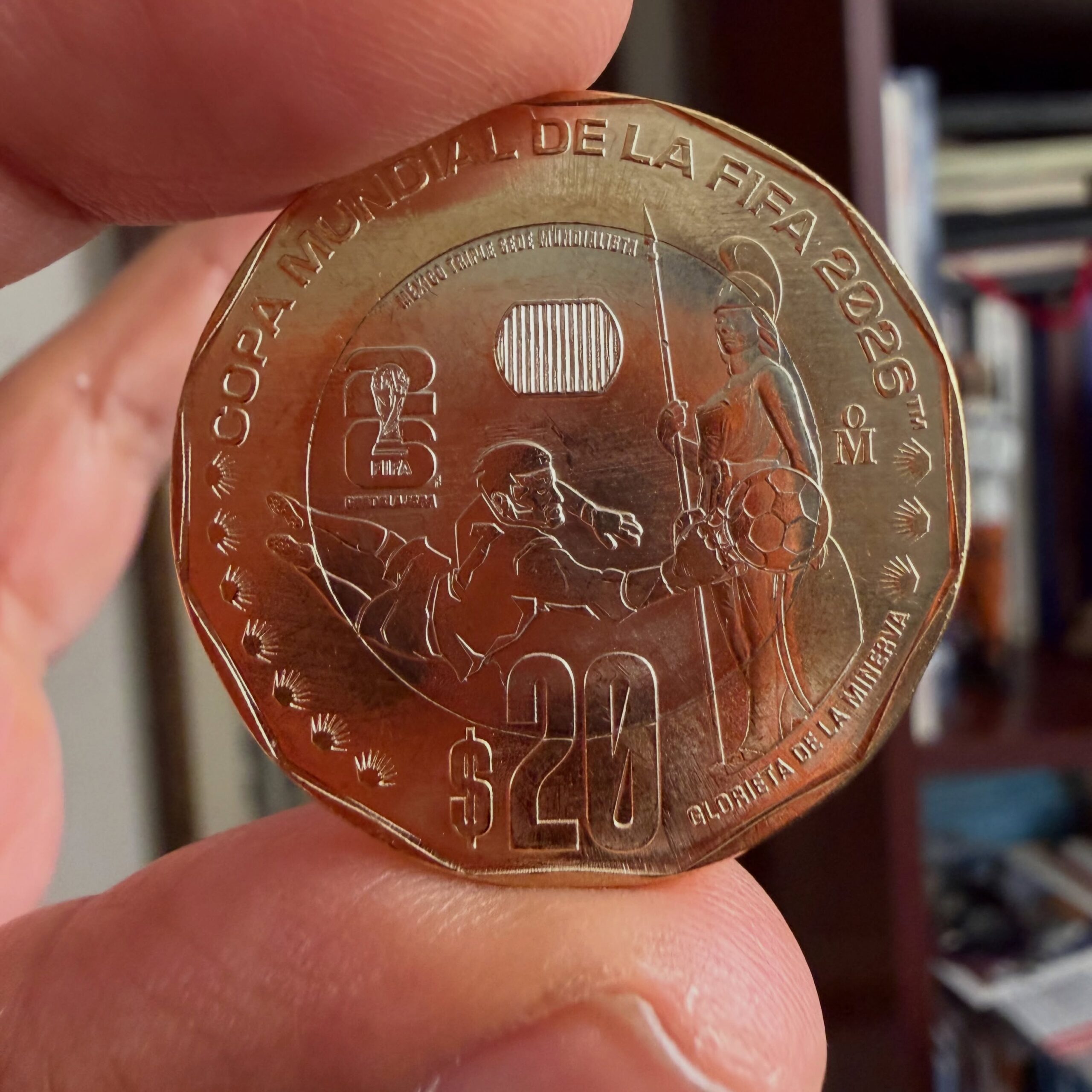 El Banco de México presentó una colección de 4 monedas conmemorativas bimétalicas de $20 pesos, dedicadas a la Copa Mundial de la FIFA 2026, un torneo histórico donde México hará algo sin precedentes: convertirse en el primer país en albergar tres Copas del Mundo (1970, 1986 y 2026).