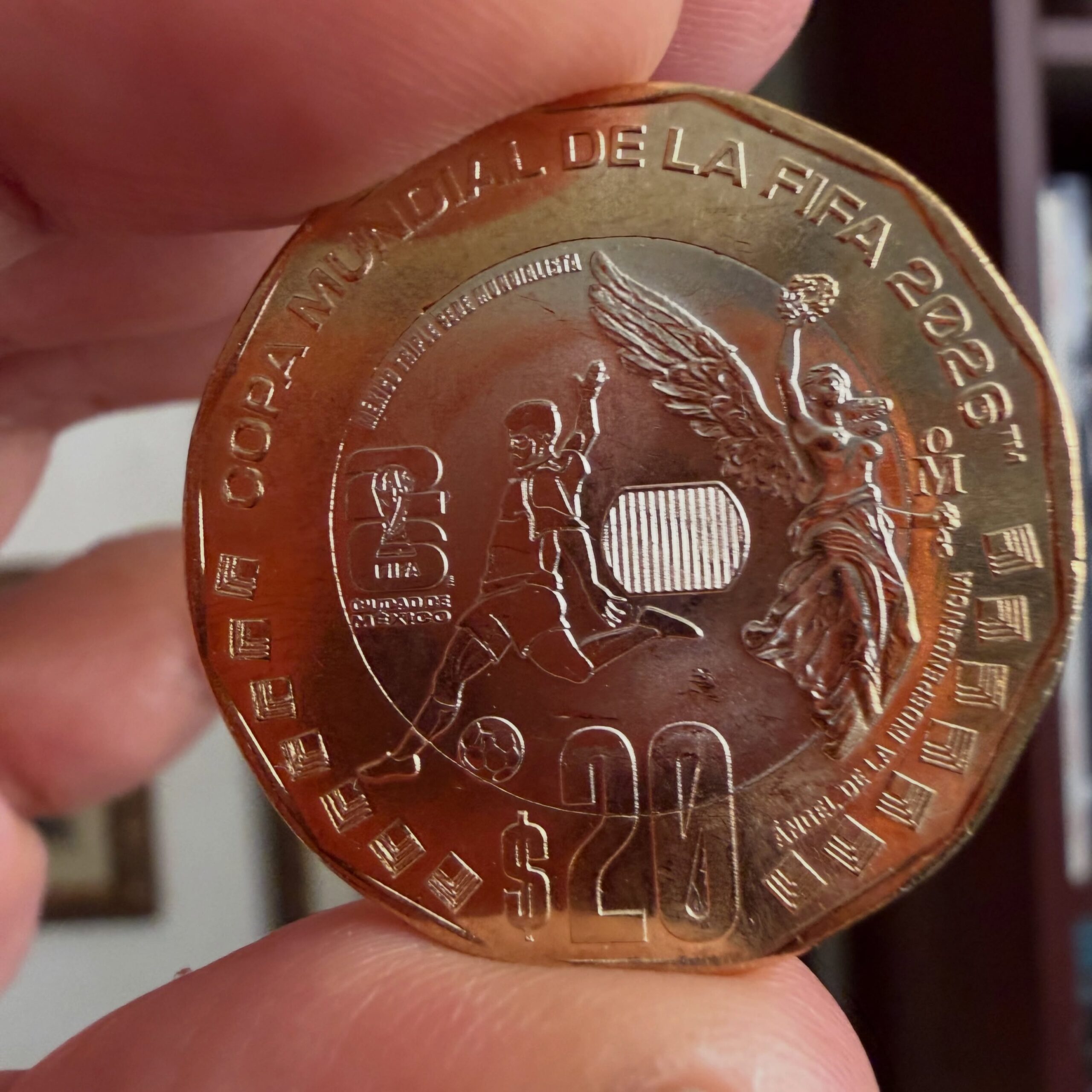 El Banco de México presentó una colección de 4 monedas conmemorativas bimétalicas de $20 pesos, dedicadas a la Copa Mundial de la FIFA 2026, un torneo histórico donde México hará algo sin precedentes: convertirse en el primer país en albergar tres Copas del Mundo (1970, 1986 y 2026).