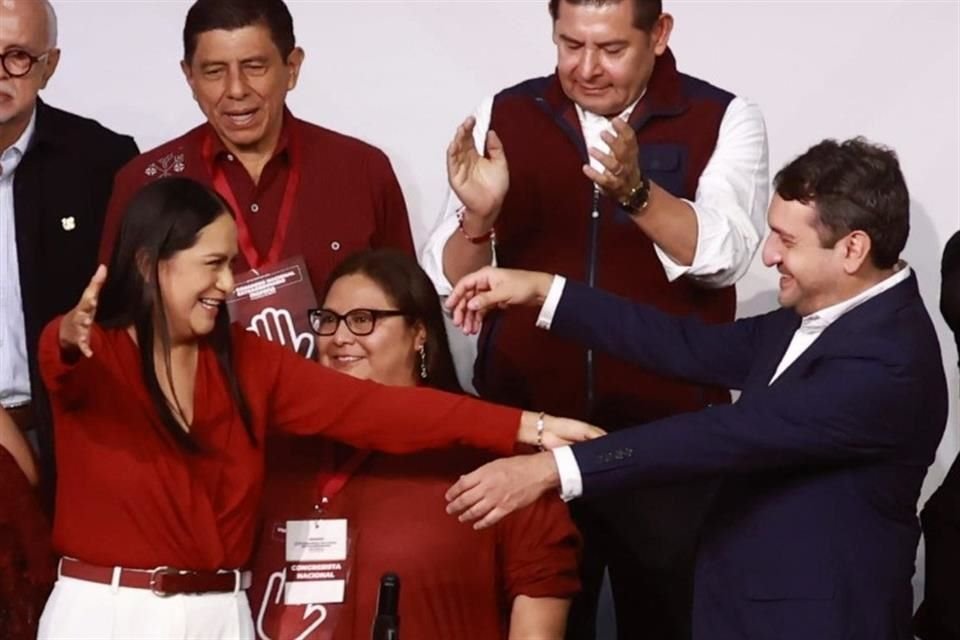 Se olvidaron de cuando coreaban: “¡No estás solo, no estás solo!”.
Los chistes de la nueva dirigente nacional de Morena: “En Morena no caben los corruptos” y “desterraremos el nepotismo…”.
¡Perfiles intachables, de ahora en adelante…
