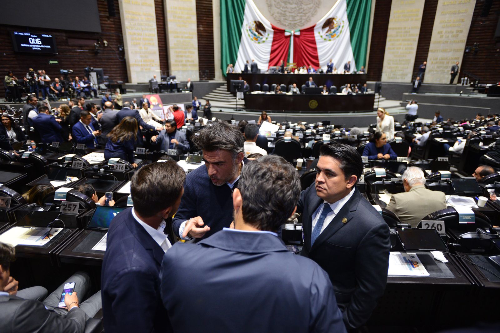No se emocionen… es Licencia de un ratito.
Lanzan soborno a magistrados del TRIFE. Abren la puerta para que se reelijan y lleguen a 17 años.
¡¡El duende Verde se vuelve Brujo!!!!.