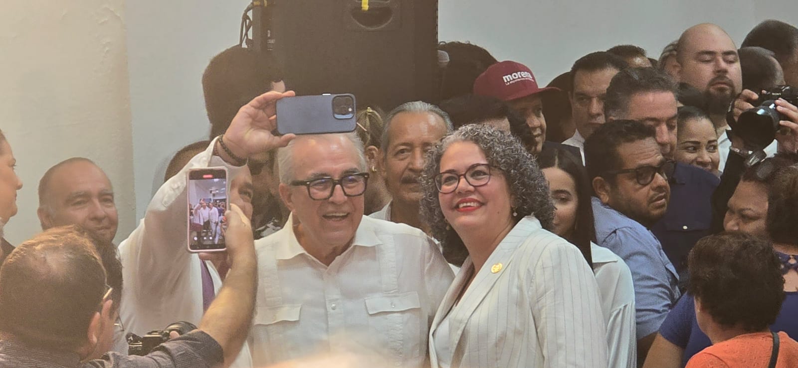 Dice que no es “Rochista” y opina que lo más prudente es que Enrique Inzunza pida licencia.
Viva el Mundial, el INE se tomará 42 días de asueto.
Fuera gringos de las elecciones dice el Cacique.