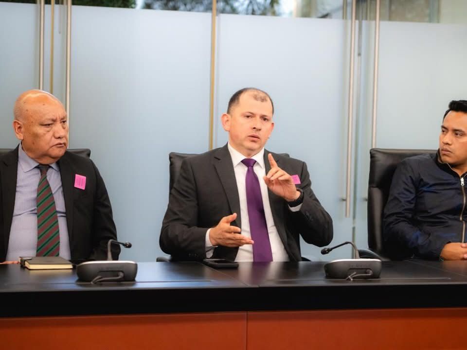 Reducción del calendario escolar fue una distracción política. No te engañes.
Cobardía y represión en Guerrero y Zacatecas.´
Partidos políticos estatales quieren mayor apertura.
Se reactiva Fanny Bonilla.
