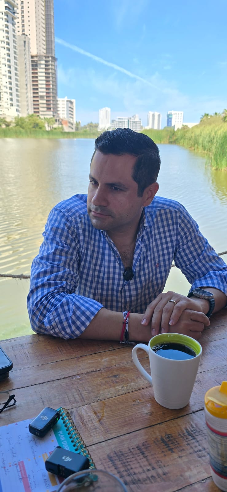 Carlos Escobar Sánchez, está relajado y no deja de sonreír, como es su agradable costumbre.