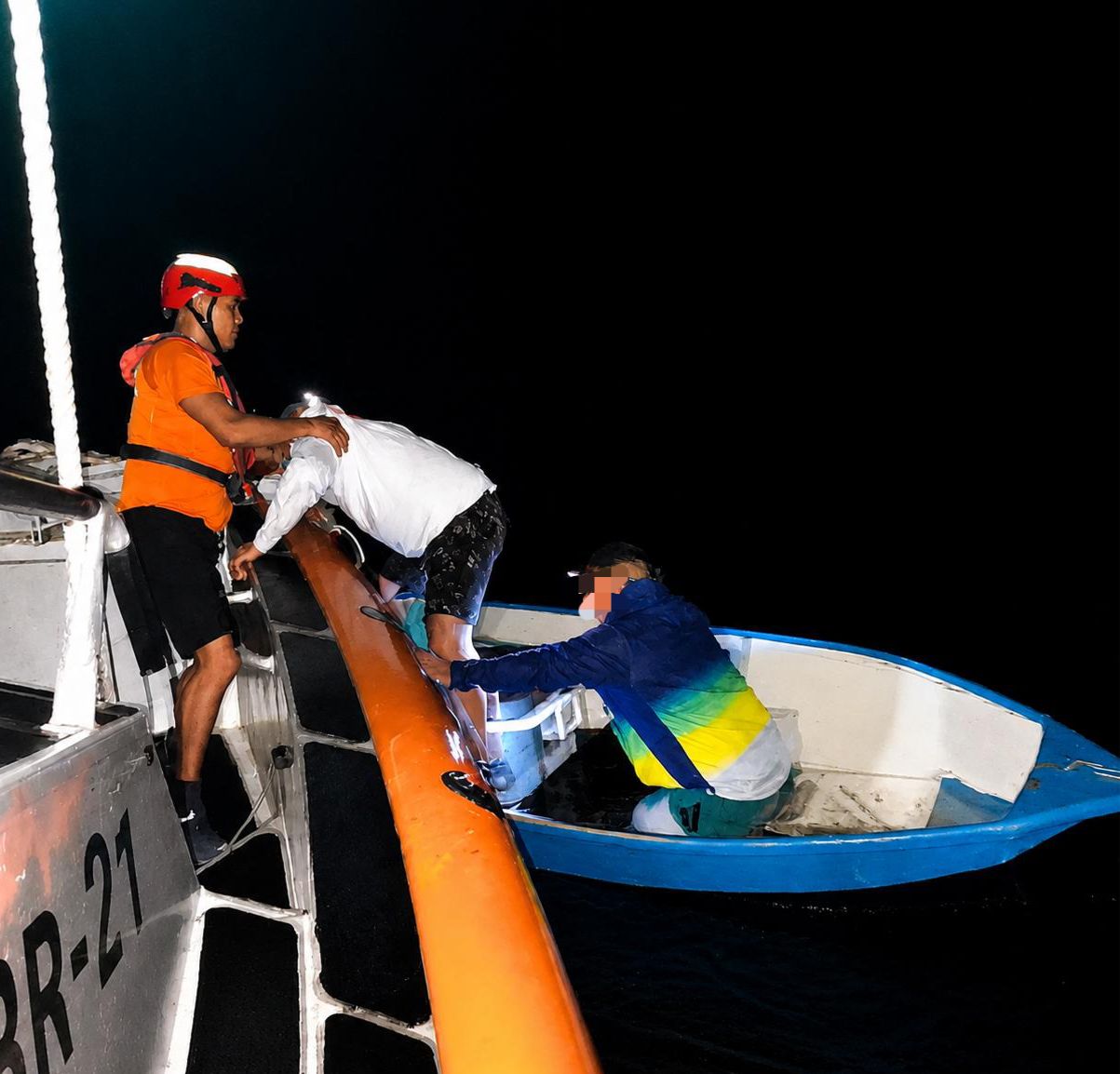 Marina rescata 10 personas cerca de La Paz, BCS.