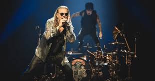 Fher Olvera, vocalista de Maná, dio un adelanto del show que ofrecerá la agrupación en la inauguración del Mundial 2026
(Con información de EFE, López Dóriga Digital).
Con más de cuatro décadas de experiencia sobre los escenarios, Fher Olvera asegura que la participación de Maná en la inauguración del Mundial de Futbol 2026 representa un “momento inédito” en la trayectoria del grupo y espera que este encuentro seguido por miles de millones de personas sirva para “promover la paz” frente a las guerras y los conflictos internacionales.
Se va a hacer una puesta en escena muy mexicana, muy prehispánica (…) con coreografías y cosas brutales. Creo que jamás se ha hecho un evento así en México, de esta forma y de esta magnitud dentro de la cancha. Será una delicia para los mexicanos y el mundo entero”, relata Olvera en una charla con EFE sobre este encuentro deportivo que será transmitido a más de 200 países.
México será una de las sedes del Mundial 2026 junto con Estados Unidos y Canadá, y albergará el partido inaugural el próximo 11 de junio en el Estadio Ciudad de México, donde Maná interpretará una canción inédita de dos minutos como parte del espectáculo organizado por la FIFA.
Los ‘manás’ tenemos tanta ilusión por un evento de este tamaño en nuestro país que es como un sueño. Nos sentimos como si estuviéramos volando”, confiesa el artista, quien es parte del elenco invitado por la FIFA, así como Alejandro Fernández, J Balvin, Los Ángeles Azules y Belinda.
 Un mensaje de paz
Como aficionado al futbol y a la Selección Mexicana, esta no es la primera vez que Olvera dedica su música a la pasión por el balompié, pues en 2018 compuso ‘El gladiador mexicano’, un himno de apoyo para México durante el Mundial celebrado en Rusia.
Casi diez años después, el cantante considera que el Mundial 2026, que tendrá como sedes a México, Estados Unidos y Canadá, representa una oportunidad para “promover la paz a través del deporte”, porque “últimamente han venido muchas guerras”, como en Palestina o el maltrato al pueblo ucraniano.
No está bien todo eso, entonces el futbol reivindica todas estas causas. Aquí hay unión para una misma idea, una misma ideología de divertirse y sanar el corazón y el espíritu”, subraya.
A su juicio, el arte y el deporte son “lo más bonito que existe en la cultura planetaria”, ya que integran a la humanidad más allá de las nacionalidades y permite a la sociedad alejarse de la idea de que solo estamos en este mundo “para darnos en la madre”.
 Defender el español
En un contexto marcado por la polarización, el guitarrista celebra que la música sea ese puente para “reivindicar cada vez más la cultura latina en Estados Unidos y en el mundo”, como lo hizo el cantante puertorriqueño Bad Bunny en su pasada actuación en el Super Bowl LX, ya que “eso es lo que necesitamos todos al final del día”.
Aunque reconoce que esa lucha por defender las raíces latinas y el español viene de mucho antes, por ello, agrupaciones como Maná nunca aceptaron hacer canciones en inglés o “fusiones en ‘spanglish’”.
Nunca tuvimos necesidad de abarcar ese mercado. Nosotros siempre hemos estado contentos de transmitir las historias de Latinoamérica y de Hispanoamérica a través de nuestras canciones”, sostiene Olvera, quien recientemente colaboró con Dua Lipa para interpretar una versión completamente en español de ‘Oye Mi Amor’ (1992), un clásico de la banda e incluida en el álbum ‘Dua Lipa: Live from Mexico’.
Fher Olvera cuenta los días para el partido inaugural del Mundial entre México y Sudáfrica, en el que horas antes también se presentarán Lila Downs, Danny Ocean y Tyla.
“Ya no falta nada”, dice, aunque admite que su corazón, a 15 días del encuentro, late tan fuerte como si estuviera detrás de las bambalinas, a punto de ofrecer el concierto de su vida.
Con información de EFE
