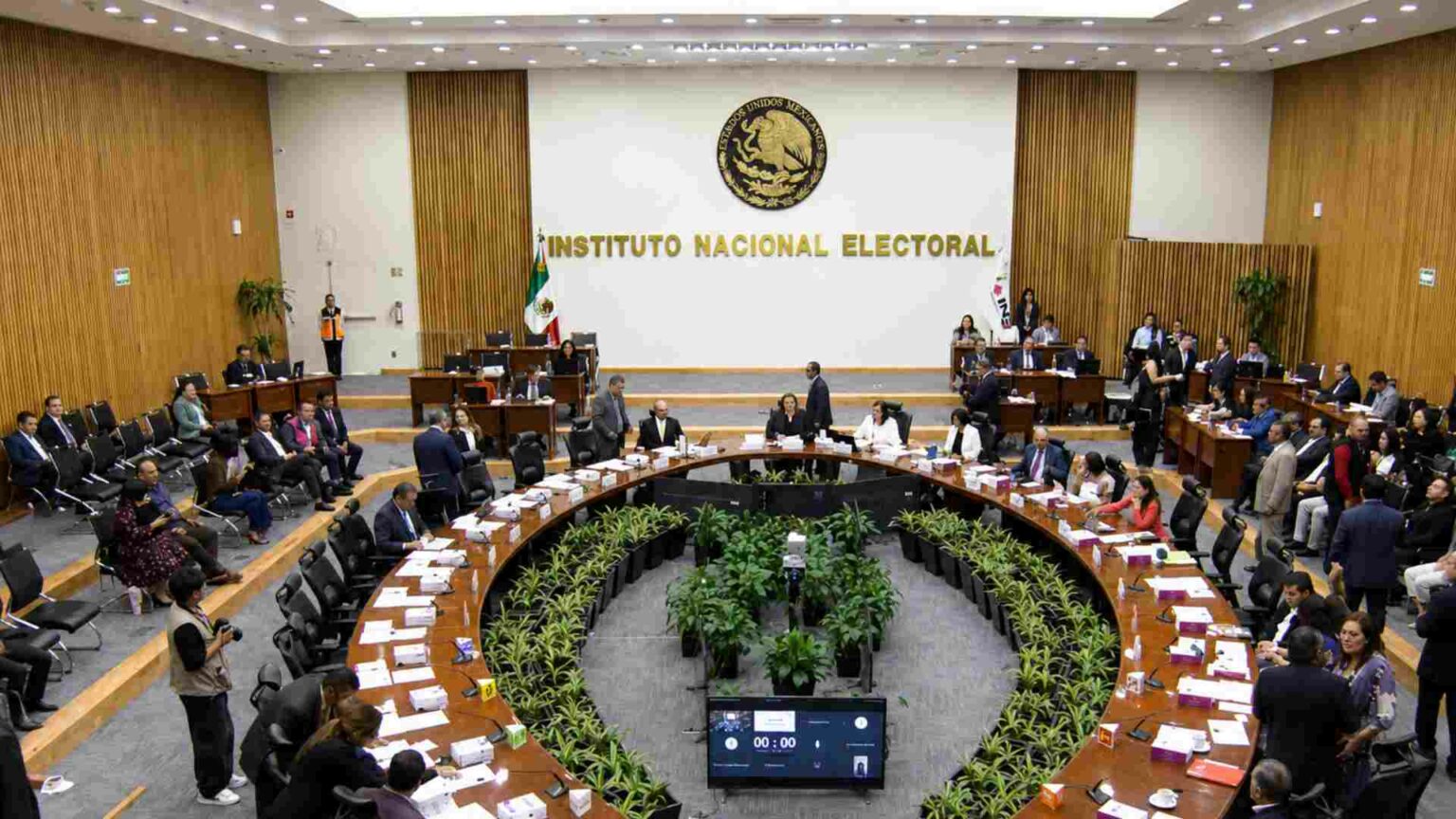 Dice que no es “Rochista” y opina que lo más prudente es que Enrique Inzunza pida licencia.
Viva el Mundial, el INE se tomará 42 días de asueto.
Fuera gringos de las elecciones dice el Cacique.