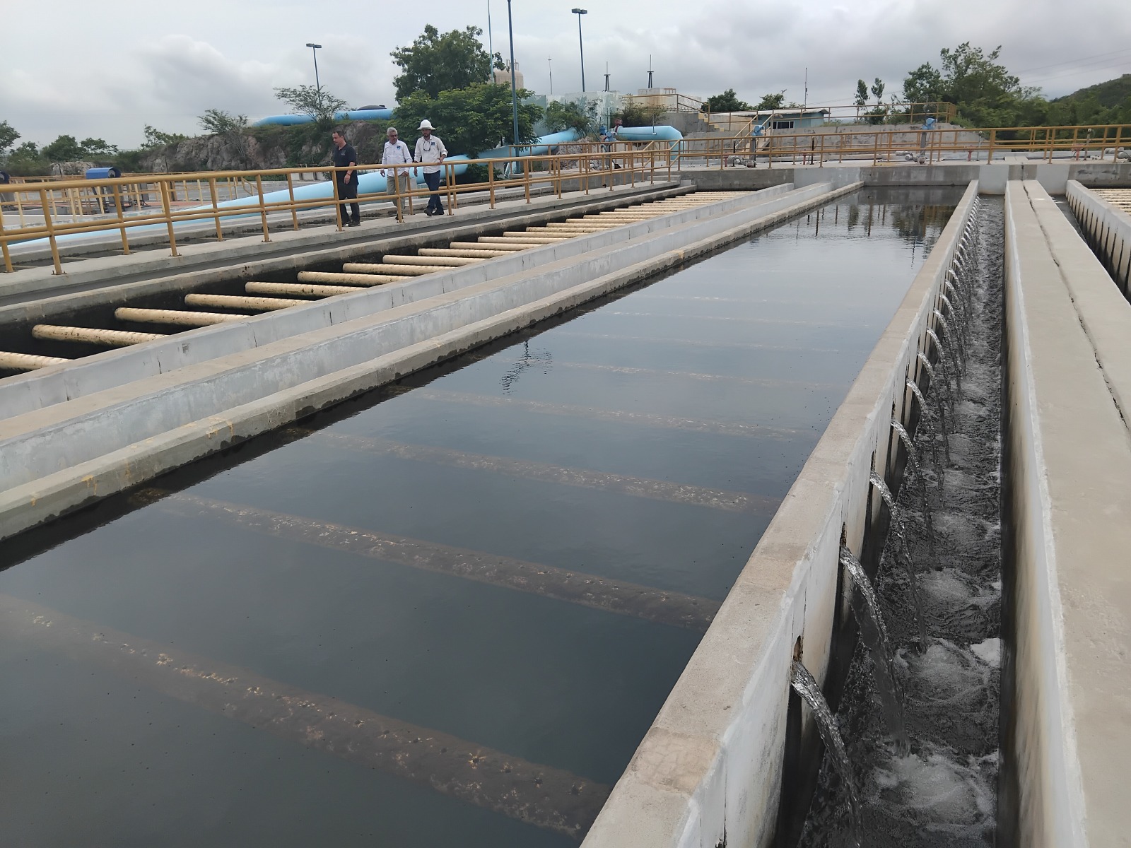 Análisis realizados por las autoridades estatales confirmaron que el agua suministrada en Mazatlán cumple con la normatividad vigente para uso y consumo humano, resultado del trabajo permanente de monitoreo, desinfección y control que realiza el organismo operador