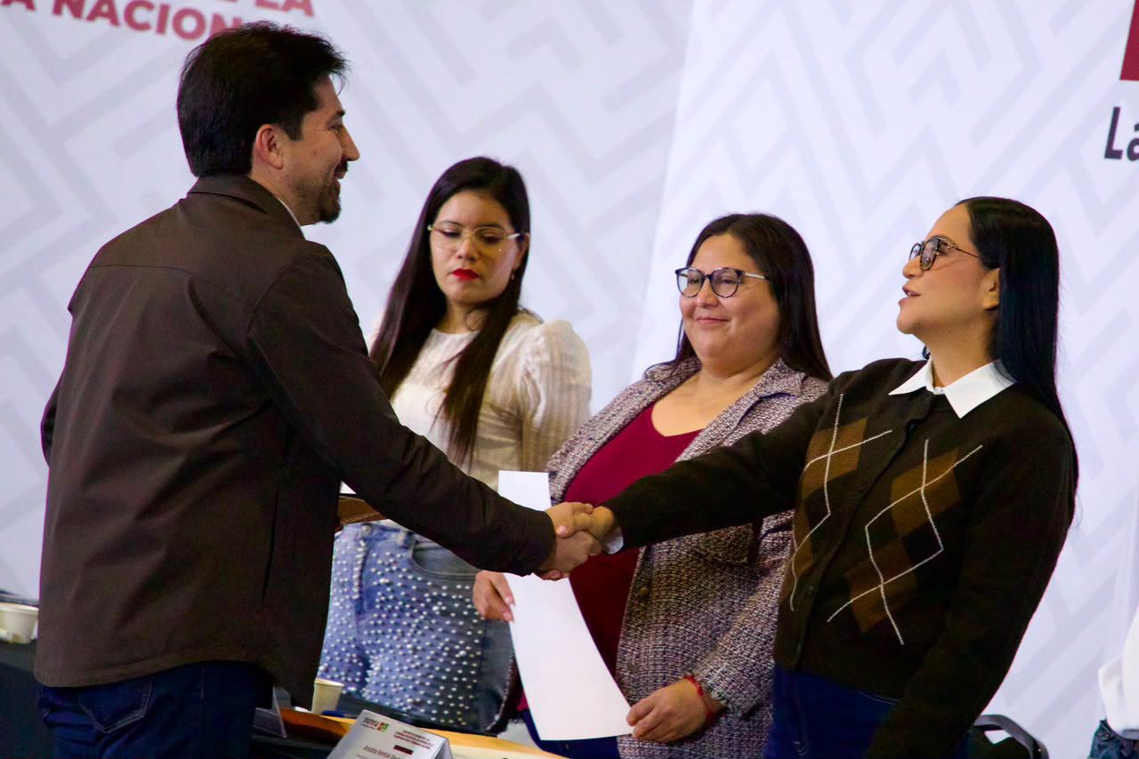 Después de la cargada viene la colada.
Se registraron 30 legisladores federales, que presentaron 870 iniciativas y les aprobaron SEIS.
Sí a Usted le dicen que hay violencia en Sinaloa, falta de empleo: ¡Cuidado! Te están desinformando.
Anda bravo el PAN, a pesar de que el TEESIN anda en la modorra, presentará nuevas denuncias.
