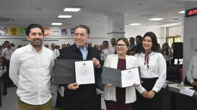 Los nuevos rostros… en una política llena de decadentes.
Carlos Escobar y Fanny Bonilla trabajan sin aspavientos en Mazatlán.
Yuniba Brun es garantía de seriedad y rectitud en las acciones de la UAS. No la pierda de vista.
La fiscal que prefiere vivir en la opacidad y tras los lentes oscuros.