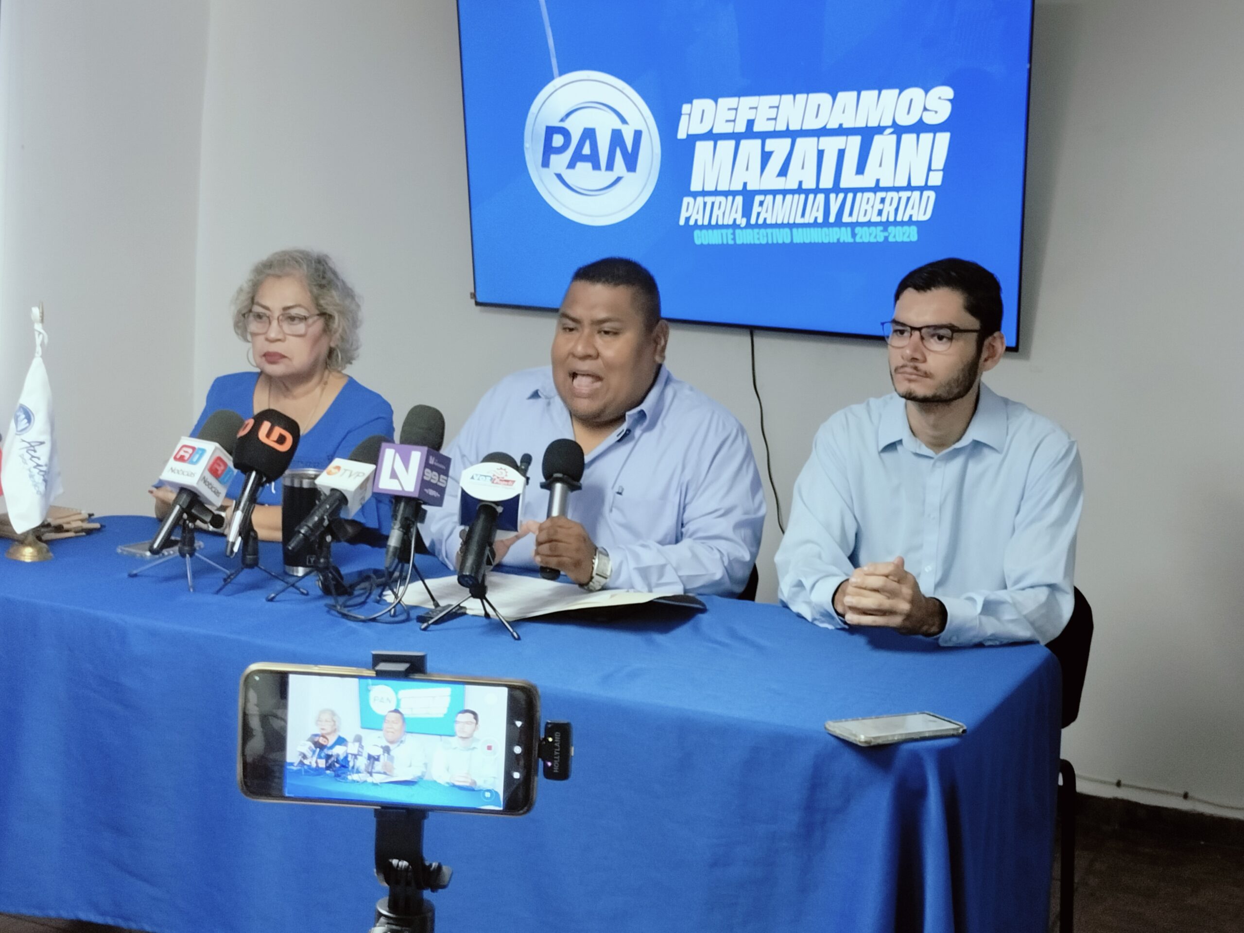 Movimientos en Cascada que pegan a Sinaloa.
Fanny Bonilla comenta sobre los cambios en MC.
Ahora sí, el PAN contento con el IEES, anuncia nuevas denuncias.
Por el Azul se alborotan ¡Jesús Estrada Ferreiro y Alejandro Camacho!.
Duende Verde acelera campaña territorial.
Exhiben a Profepa por mala paga… Eso me da una idea.
Aplausos a compañeros periodistas por abandonar evento de Conapesca.


