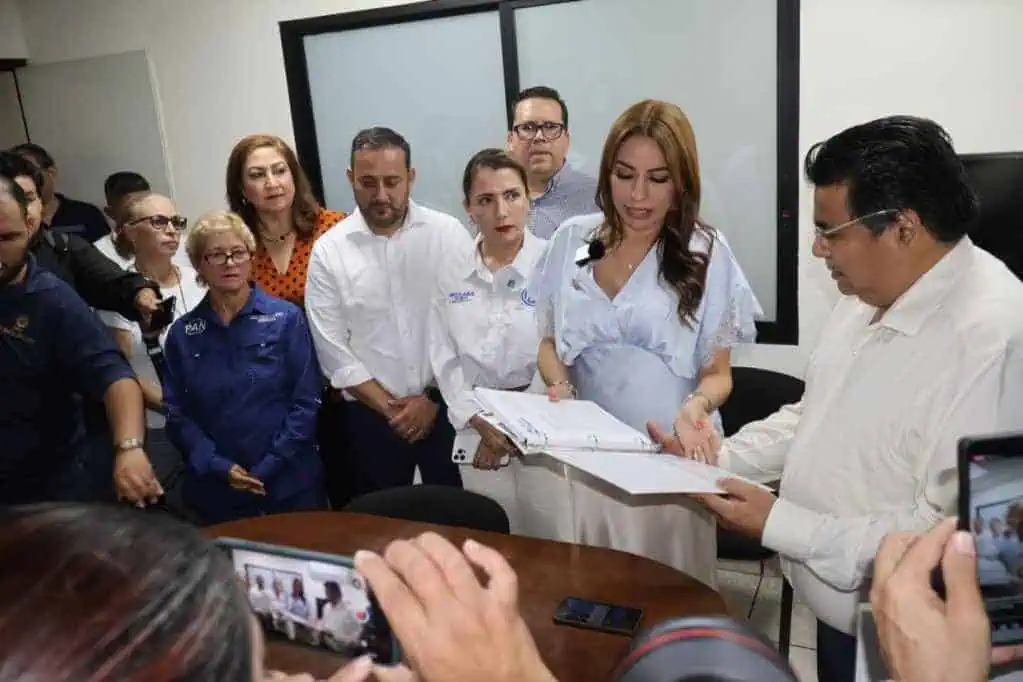 Se calientan las planchas e Inzunza Cazares se baja del caballo.
Aspirantes sinaloenses se registrarán hasta el día 27 en el WTC de la CDMX
Todo listo para la simulación.
El PAN en Sinaloa intensifica denuncias y el PRI se desmodorra.
Gobernadora Yeraldine no solicitará licencia por maternidad.
