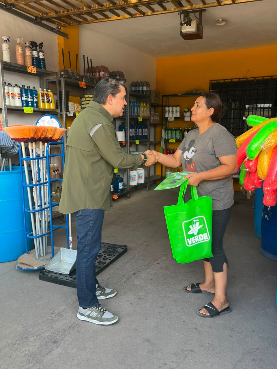 Movimientos en Cascada que pegan a Sinaloa.
Fanny Bonilla comenta sobre los cambios en MC.
Ahora sí, el PAN contento con el IEES, anuncia nuevas denuncias.
Por el Azul se alborotan ¡Jesús Estrada Ferreiro y Alejandro Camacho!.
Duende Verde acelera campaña territorial.
Exhiben a Profepa por mala paga… Eso me da una idea.
Aplausos a compañeros periodistas por abandonar evento de Conapesca.


